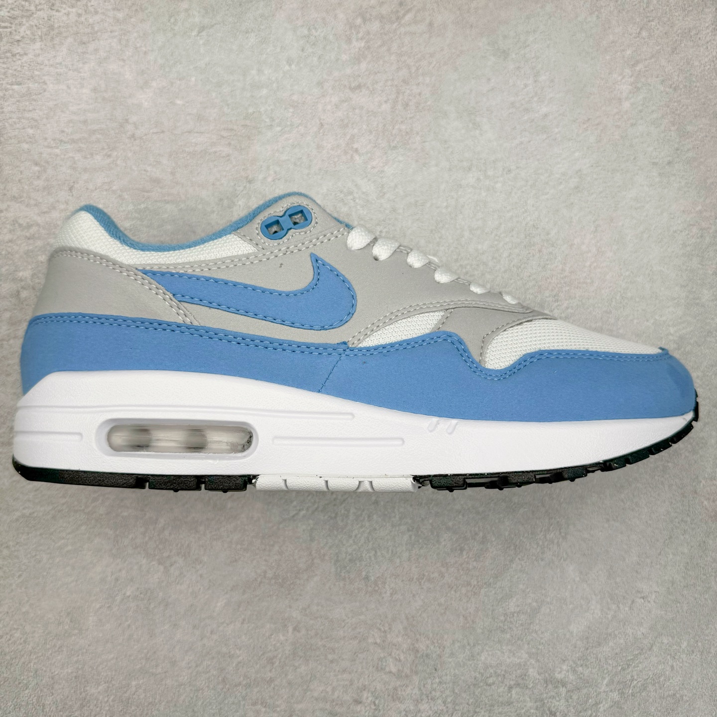 NK Air Max 1 初代复古气垫慢跑鞋 FD9082-103 由Tinker Hatfeld和Mark Parker在1987年设计 灵感来自于巴黎蓬皮杜中心 在参观了蓬皮杜中心之后提出了Air Max的标志性开窗可视气垫的理念 并将其实际开发成功 是NK史上第一双可视气垫跑鞋 凭借着Air Max气垫带来的舒适脚感和鞋面面料上的不断精进才使得Air Max 1在现如今都是复古慢跑鞋的首选 深厚的历史渊源 独特的流线形设计 极为复古的外观使得它深受鞋迷的喜爱 尺码：36 36.5 37.5 38 38.5 39 40 40.5 41 42 42.5 43 44 44.5 45-选品中心