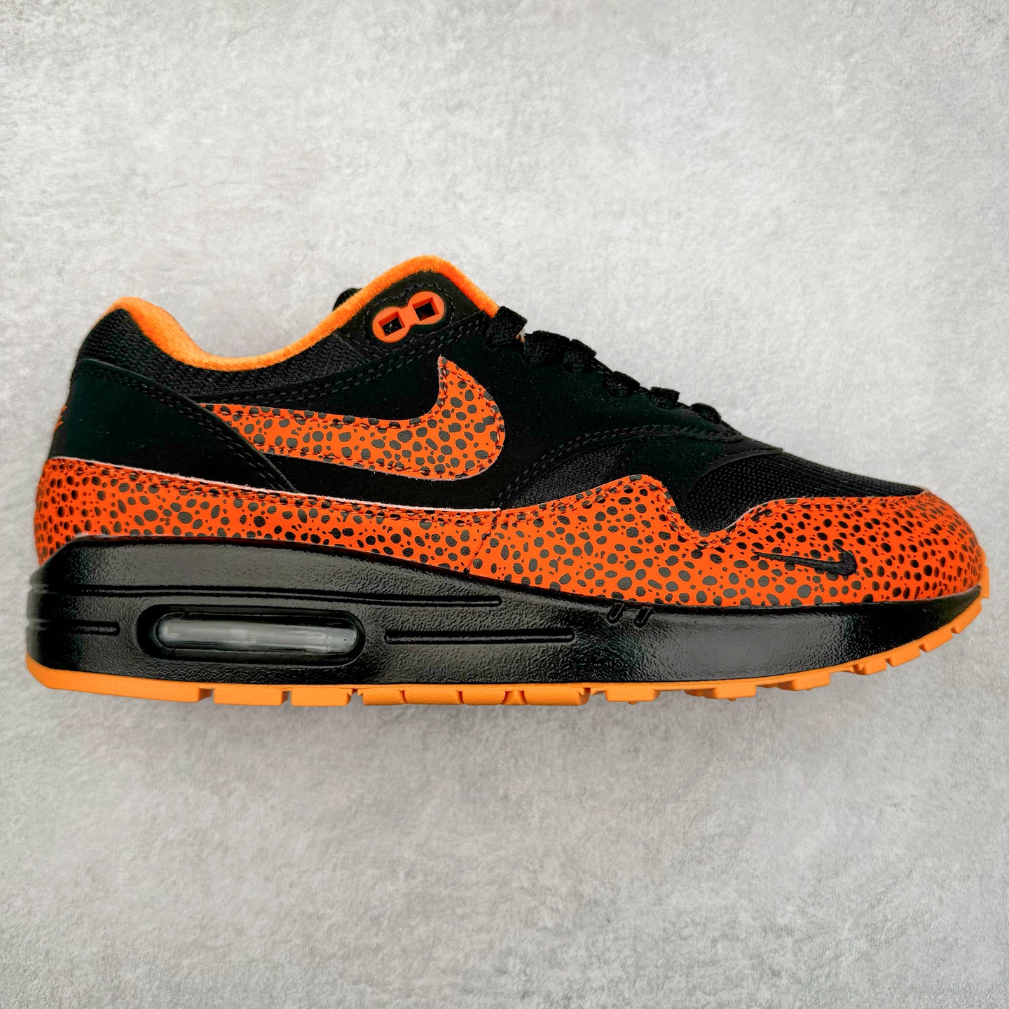 NK Air Max 1 初代复古气垫慢跑鞋 FD3258-006 由Tinker Hatfeld和Mark Parker在1987年设计 灵感来自于巴黎蓬皮杜中心 在参观了蓬皮杜中心之后提出了Air Max的标志性开窗可视气垫的理念 并将其实际开发成功 是NK史上第一双可视气垫跑鞋 凭借着Air Max气垫带来的舒适脚感和鞋面面料上的不断精进才使得Air Max 1在现如今都是复古慢跑鞋的首选 深厚的历史渊源 独特的流线形设计 极为复古的外观使得它深受鞋迷的喜爱 尺码：36 36.5 37.5 38 38.5 39 40 40.5 41 42 42.5 43 44 44.5 45-选品中心