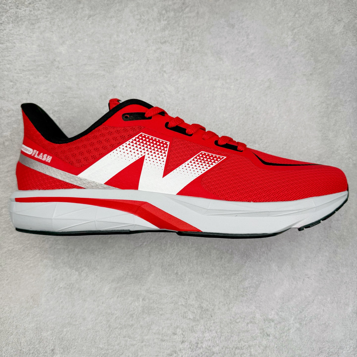 New Balance NB Fresh Foam X More V3 TDS 缓震跑步鞋 能让您的双脚保持凉爽 舒适和缓震 这款越野跑鞋采用合成纤维/网眼结构以提高透气性 两部分式FreshFoamX中底带来良好的舒适感 还采用Toe Protect技术和我们最高的全地形堆叠高度 无论您在何处漫游 这款鞋子都有助于保护您的双脚免受碎屑侵害 尺码:40-45-选品中心