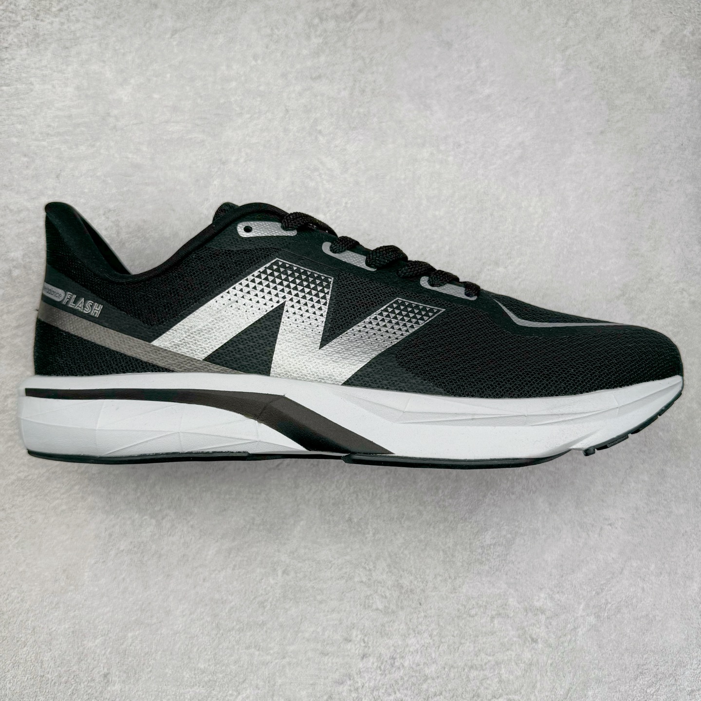 New Balance NB Fresh Foam X More V3 TDS 缓震跑步鞋 能让您的双脚保持凉爽 舒适和缓震 这款越野跑鞋采用合成纤维/网眼结构以提高透气性 两部分式FreshFoamX中底带来良好的舒适感 还采用Toe Protect技术和我们最高的全地形堆叠高度 无论您在何处漫游 这款鞋子都有助于保护您的双脚免受碎屑侵害 尺码：40-45-选品中心