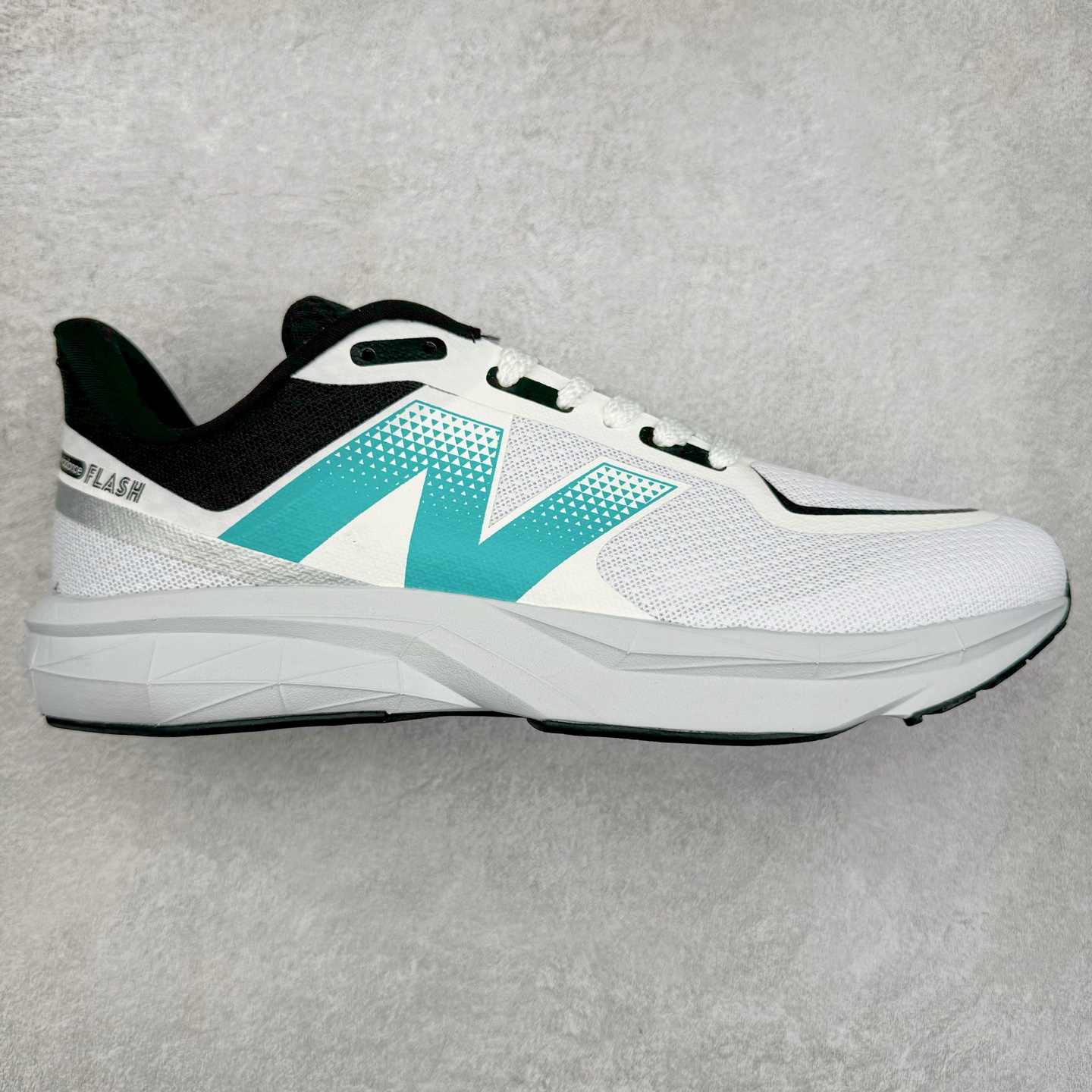 New Balance NB Fresh Foam X More V3 TDS 缓震跑步鞋 能让您的双脚保持凉爽 舒适和缓震 这款越野跑鞋采用合成纤维/网眼结构以提高透气性 两部分式FreshFoamX中底带来良好的舒适感 还采用Toe Protect技术和我们最高的全地形堆叠高度 无论您在何处漫游 这款鞋子都有助于保护您的双脚免受碎屑侵害 尺码：40-45-选品中心