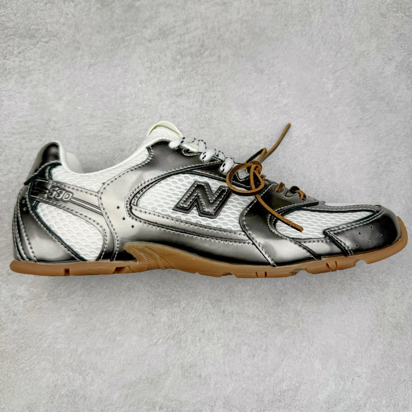 ＃M3 MiuMiu x New Balance NB530 SL 缪缪联名系列低帮经典复古休闲运动慢跑鞋 近几年运动品牌与各大潮流品牌不断推出联名产品，在球鞋圈拥有极高的热度。此外，奢侈品牌和运动品牌联名也早已非新鲜事，继 Dior 和 Jordan Brand 以及 Prada 和 adidas 合作后。近日，Miu Miu与New Balance的合作基本已经成为定番，每年都会上新，而近期的最新联名也已经正式曝光，预计会在24年春夏面世！相比之前两次使用的574，这次Miu Miu带来了全新风格。采用了全新型号MR530进行设计，继续使用复古的旧化效果和去年就被带火的美拉德配色打造。Miu Miu作为千禧文化的重要推手，这次也是直接挑选了New Balance 2000年代时发布的健身跑鞋MR530。整体做旧效果非常明显，甚至有些二手鞋的感觉，多少是有点瘦巴黎世家影响了……配色方面将会推出米色和棕色两种颜色可供选择，整体覆盖了做旧麂皮，鞋舌和鞋垫和之前一致，有Miu Miu的Logo，同时搭配皮革和棉质双鞋带组成。尺码：36 37 37.5 38 38.5 39.5 40 40.5 41.5 42 42.5 43.5 44 44.5 45-选品中心