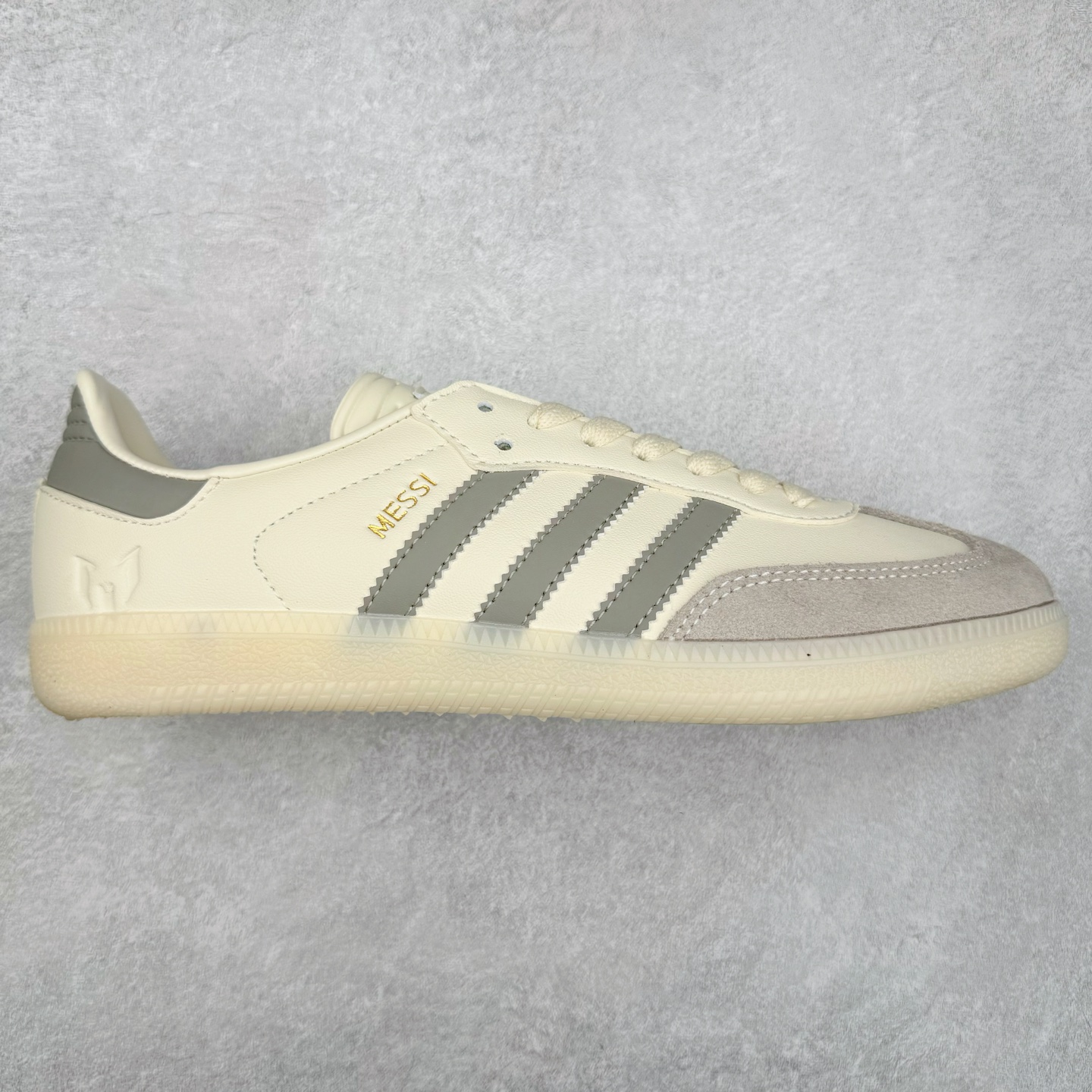 AD Original Samba OG 复古经典轻便板鞋 JQ0266 这款桑巴鞋展示了高质量的工艺 带有装饰的超锁缝制和无缝的手感 柔软、柔软的皮革造型和标志性的3条纹完成了精致的外观 正规合身鞋带 鞋面上有绒面鞋垫 橡胶鞋底 享受正畸套筒软感 自50年代首次亮相以来就一直在赢得粉丝的青睐 尺码：36 36.5 37.5 38 38.5 39 40 40.5 41 42 42.5 43 44 44.5 45-选品中心