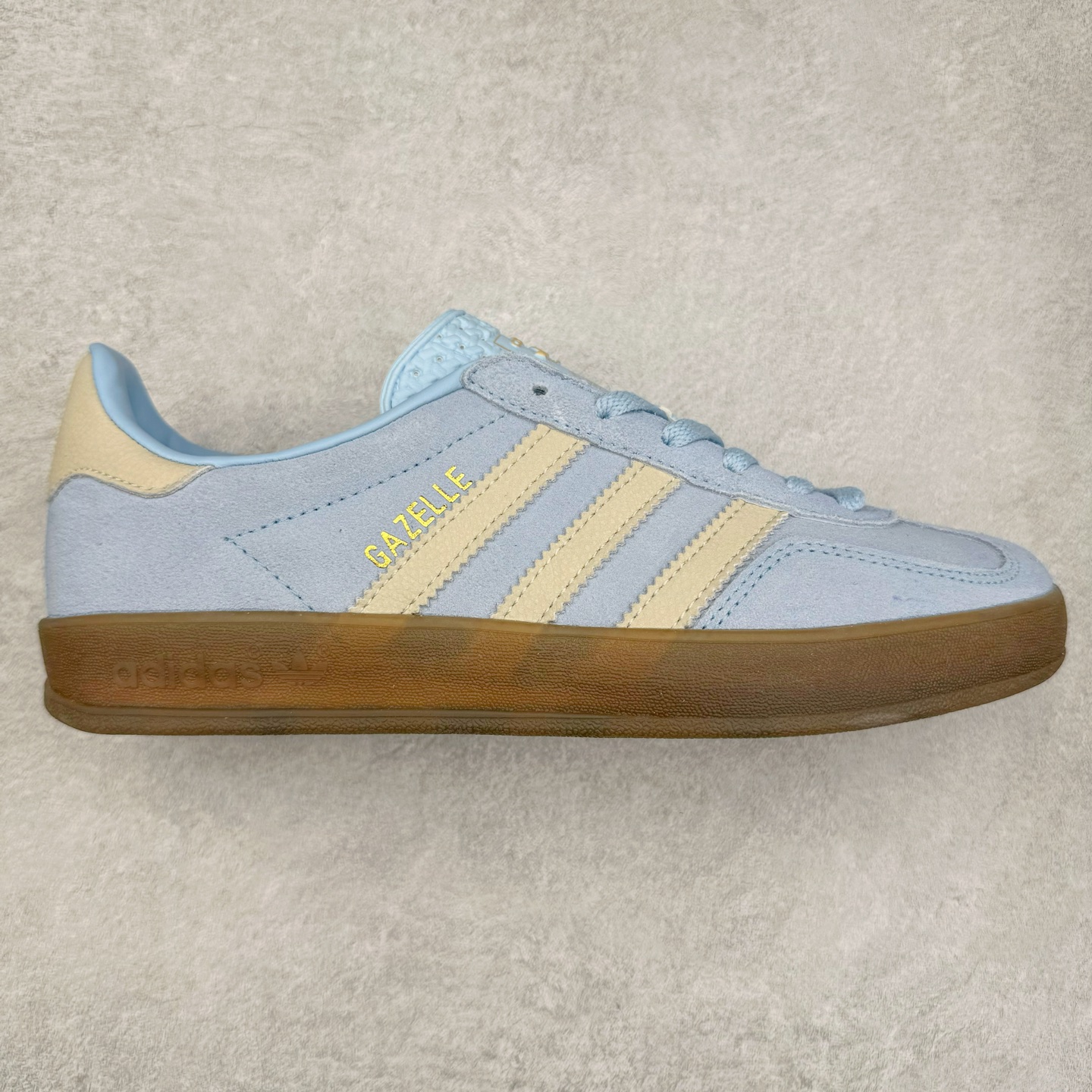 AD Gazelle Indoor Trainers 羚羊内训系列低帮复古百搭休闲运动德训风板鞋 JI2717 90年代经典的复刻版！自60年代以足球训练鞋面世以来,Gazelle就以其经典设计席卷全球。1991年版本的复刻,再造经典Gazelle。采用皮革打造,搭配浊色细节,让这款经典更加简约。尺码：36 36⅔ 37⅓ 38 38⅔ 39⅓ 40 40⅔ 41⅓ 42 42⅔ 43⅓ 44⅓ 44⅔ 45-选品中心