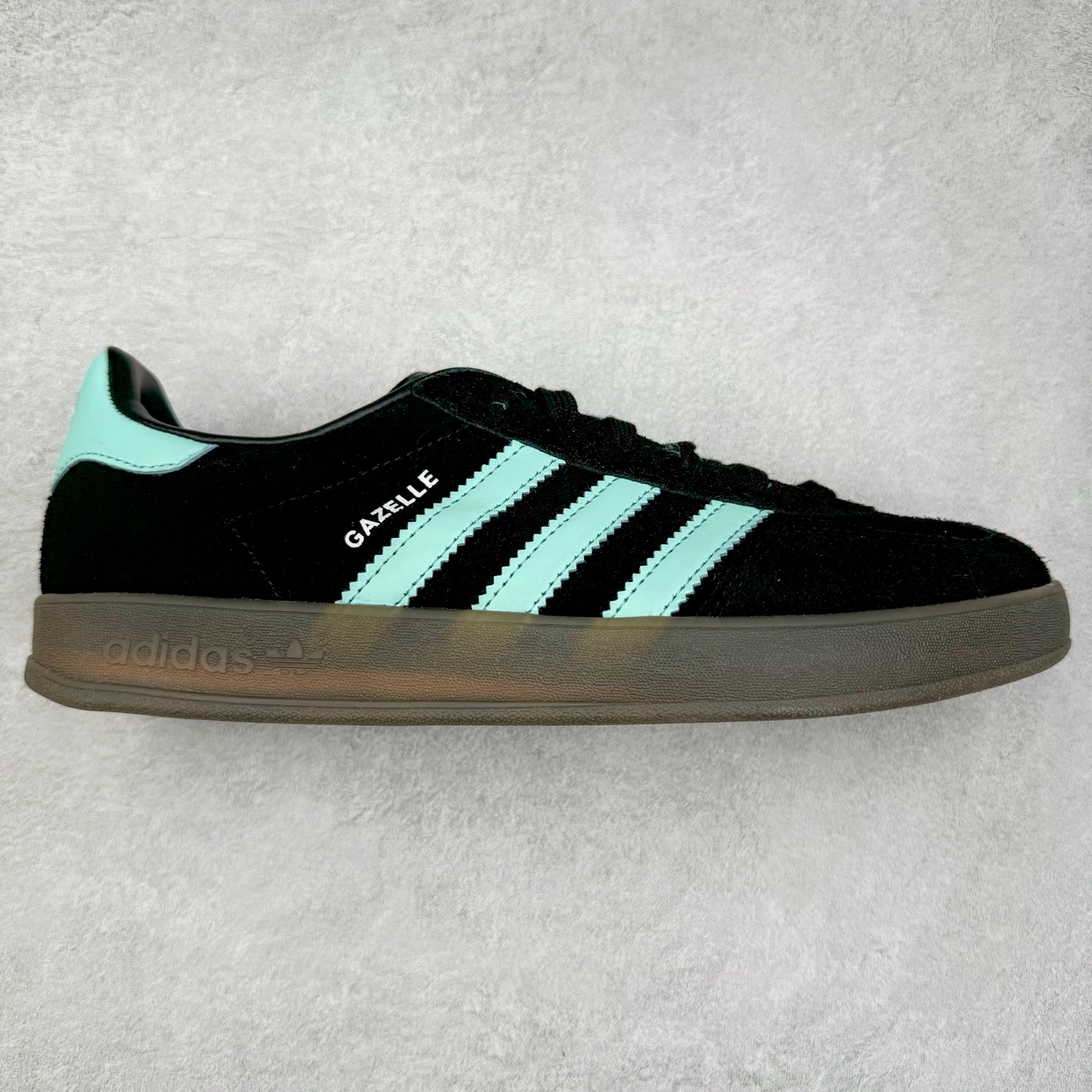 AD Gazelle Indoor Trainers 羚羊内训系列低帮复古百搭休闲运动德训风板鞋 JR7112 90年代经典的复刻版！自60年代以足球训练鞋面世以来,Gazelle就以其经典设计席卷全球。1991年版本的复刻,再造经典Gazelle。采用皮革打造,搭配浊色细节,让这款经典更加简约。尺码：36 36⅔ 37⅓ 38 38⅔ 39⅓ 40 40⅔ 41⅓ 42 42⅔ 43⅓ 44⅓ 44⅔ 45-选品中心