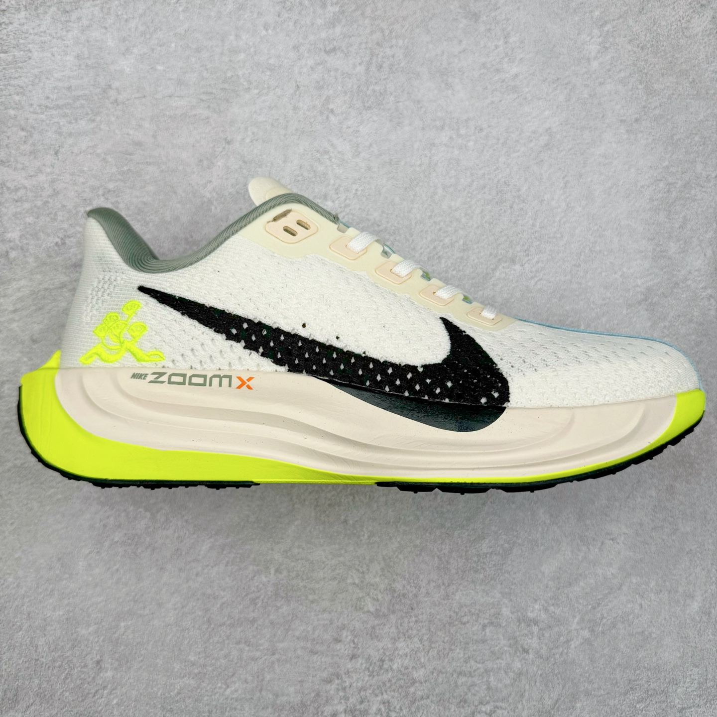 NK Zoom Pegasus Plus 超级飞马涡轮增压马拉松慢跑鞋 FQ7262 在设计上延续了原版鞋款的经典风格，向 Pegasus Turbo 致敬。鞋面采用 Flyknit 材质，巧妙地在不同区域实现紧密与松散的编织结合。标志性的尼龙中部条纹与原版 Turbo 设计呼应。原有的 Flywire 被内部毡织带替代。鞋领的衬垫和鞋跟支撑则为鞋面增添了完善的细节。与以往的 Turbo 型号采用双层泡沫不同，Pegasus Plus 使用了一体式 ZoomX 中底。鞋跟厚度为 35 毫米，前掌为 25 毫米，形成 10 毫米的落差，外底覆盖了大量橡胶，而 ZoomX 外露的部分也十分显眼。尺码：36 36.5 37.5 38 38.5 39 40 40.5 41 42 42.5 43 44 44.5 45-选品中心