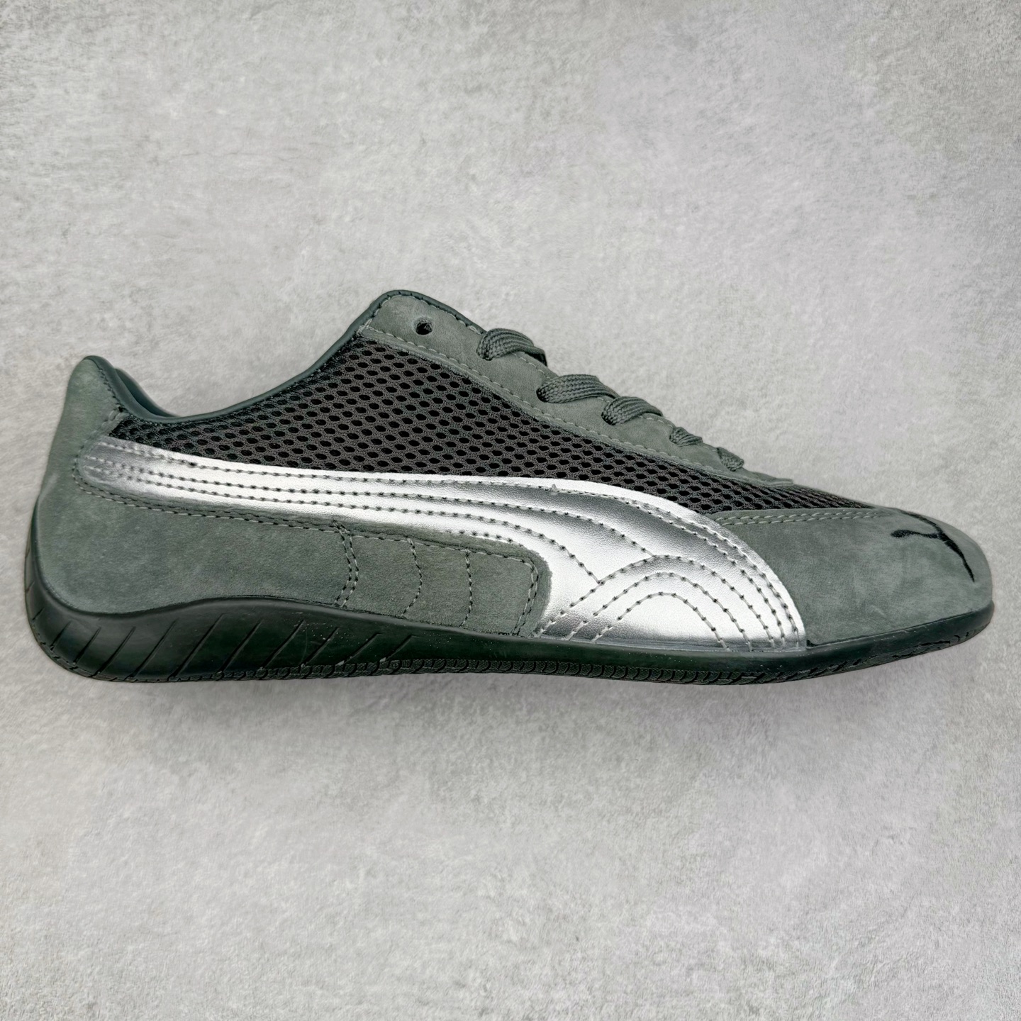 ＃特价福利 PUMA Speedca OG 彪马极速赛车系列低帮德训风拼接复古百搭休闲运动赛车鞋 鞋款从80、90年代赛车手所穿的防火赛车鞋为原型，鞋身线条模仿了赛车的流线廓形，体现了空气动力学原理的结构。简约流畅的外观，恰好又和贯穿其中的Formstrip Logo融合恰到好处，视觉上细节丰富且协调。本次Speedcat OG鞋款归来，最大看点自然式保留了窄版鞋型以及薄底构造。这两年各品牌鞋底越做越厚，Speedcat反其道而行之，上脚几乎无鞋底的效果带来耳目一新的视觉体验。鞋面依旧是以质感细腻的麂皮材质打造，并且大面积近乎全包裹的使用，复古味道也愈发浓烈。配色上更是将最原始的黑色和红色带回，向F1赛车队的标志性队服致敬。相信让各位一眼种草的更多是出挑的大红色，上脚即可瞬间点亮整体造型，在以球鞋为核心的OOTD中脱颖而出。而另一款黑色则是低调的万金油，彰显新潮个性的同时又不喧宾夺主，也是热爱简约系穿搭朋友的首选。 尺码：35.5 36 37 37.5 38 38.5 39 40 40.5 41 42 42.5 43 44 44.5 45-选品中心