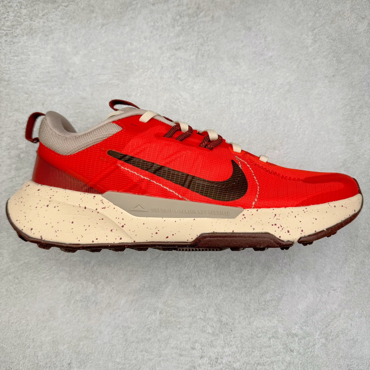 ＃纯原福利 NK Juniper Trail 2 Next Nature 朱尼珀2代系列低帮户外轻量透气休闲运动越野跑鞋 DM0822-601 原楦开发纸版楦型 采用Flywire飞线与鞋带相结合鞋面材质 原楦原纸版数据开发版型 内里嵌入定型海绵 全新缓震EVA科技物料中底 外置防滑耐磨锯齿橡胶大底 缔造稳固脚感 越野跑步鞋支撑力出众 为小径奔跑带来平稳顺畅的迈步体验 助你专注畅跑 鞋面采用耐穿材料 结合鞋底强劲抓地设计 让你在面对崎岖路况时依然能勇往直前 尺码：39 40 40.5 41 42 42.5 43 44 44.5 45-选品中心