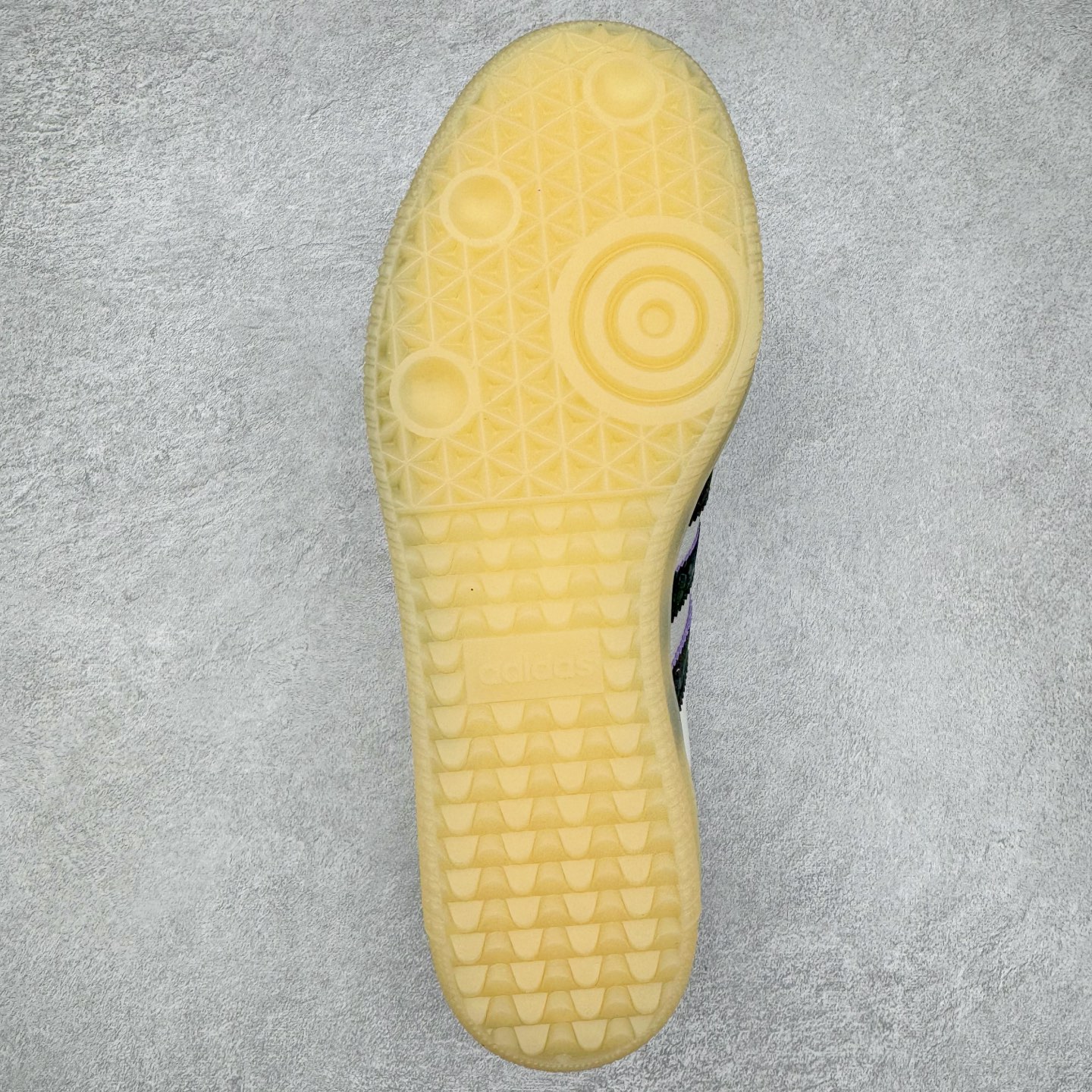 图片[9]-AD Original Samba OG 复古经典轻便板鞋 JQ5976 这款桑巴鞋展示了高质量的工艺 带有装饰的超锁缝制和无缝的手感 柔软、柔软的皮革造型和标志性的3条纹完成了精致的外观 正规合身鞋带 鞋面上有绒面鞋垫 橡胶鞋底 享受正畸套筒软感 自50年代首次亮相以来就一直在赢得粉丝的青睐 尺码：36 36.5 37.5 38 38.5 39 40 40.5 41 42 42.5 43 44 44.5 45-选品中心