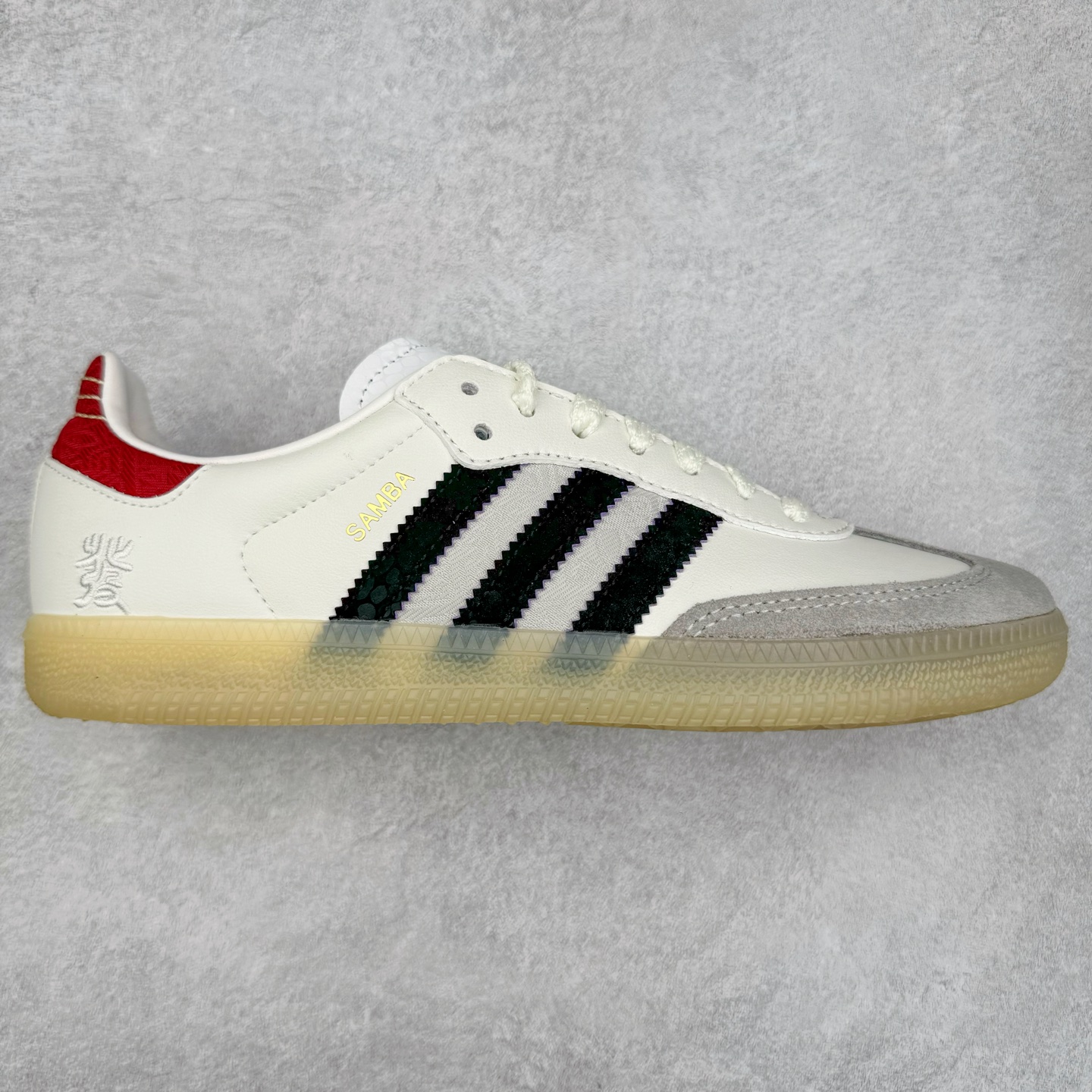 AD Original Samba OG 复古经典轻便板鞋 JQ5976 这款桑巴鞋展示了高质量的工艺 带有装饰的超锁缝制和无缝的手感 柔软、柔软的皮革造型和标志性的3条纹完成了精致的外观 正规合身鞋带 鞋面上有绒面鞋垫 橡胶鞋底 享受正畸套筒软感 自50年代首次亮相以来就一直在赢得粉丝的青睐 尺码：36 36.5 37.5 38 38.5 39 40 40.5 41 42 42.5 43 44 44.5 45-选品中心