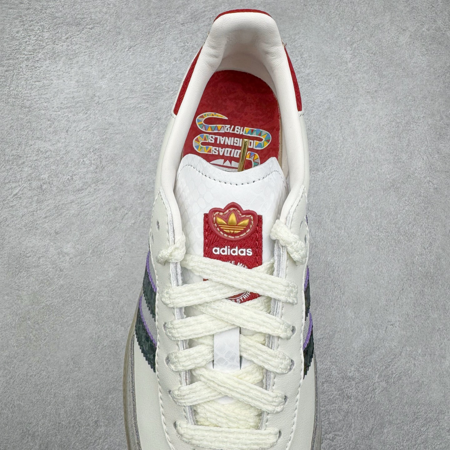 图片[5]-AD Original Samba OG 复古经典轻便板鞋 JQ5976 这款桑巴鞋展示了高质量的工艺 带有装饰的超锁缝制和无缝的手感 柔软、柔软的皮革造型和标志性的3条纹完成了精致的外观 正规合身鞋带 鞋面上有绒面鞋垫 橡胶鞋底 享受正畸套筒软感 自50年代首次亮相以来就一直在赢得粉丝的青睐 尺码：36 36.5 37.5 38 38.5 39 40 40.5 41 42 42.5 43 44 44.5 45-选品中心