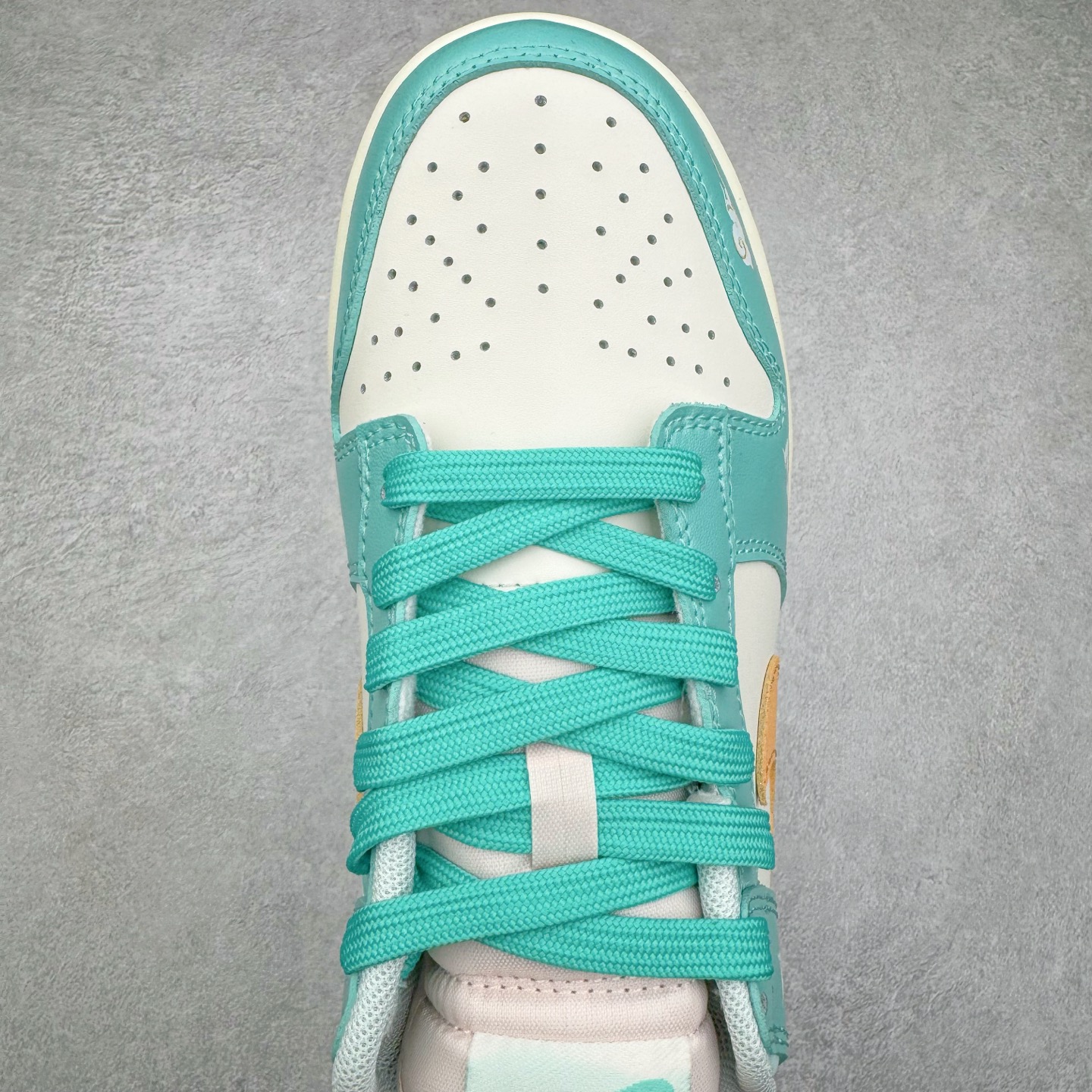 图片[4]-＃YC纯原 NK Dunk Low 遇见神鹿 BW1220-003 定制系列天花板 无原鞋不开发 全系列得物原鞋一比一校对开发 配色持续更新中 终端对接 优势输出 全套原厂楦头原纸板数据档案倾力打造 原汁原味莞产 极致还原 圈内最强针车工艺 高端零售指定版 广东原厂配套原盒原标 鞋盒分三个尺码段 原厂冲刀 超高清洁度 全鞋零毛边皮料切割 采用原厂百宏鞋带以及原厂百宏织唛舌标 内标可供原厂几率过验 进口原装条纹中底布 四线拉帮白色点胶 原厂拉帮手法遵循公司 原厂电绣 极致还原 尺码：36 36.5 37.5 38 38.5 39 40 40.5 41 42 42.5 43 44 44.5 45 46-选品中心