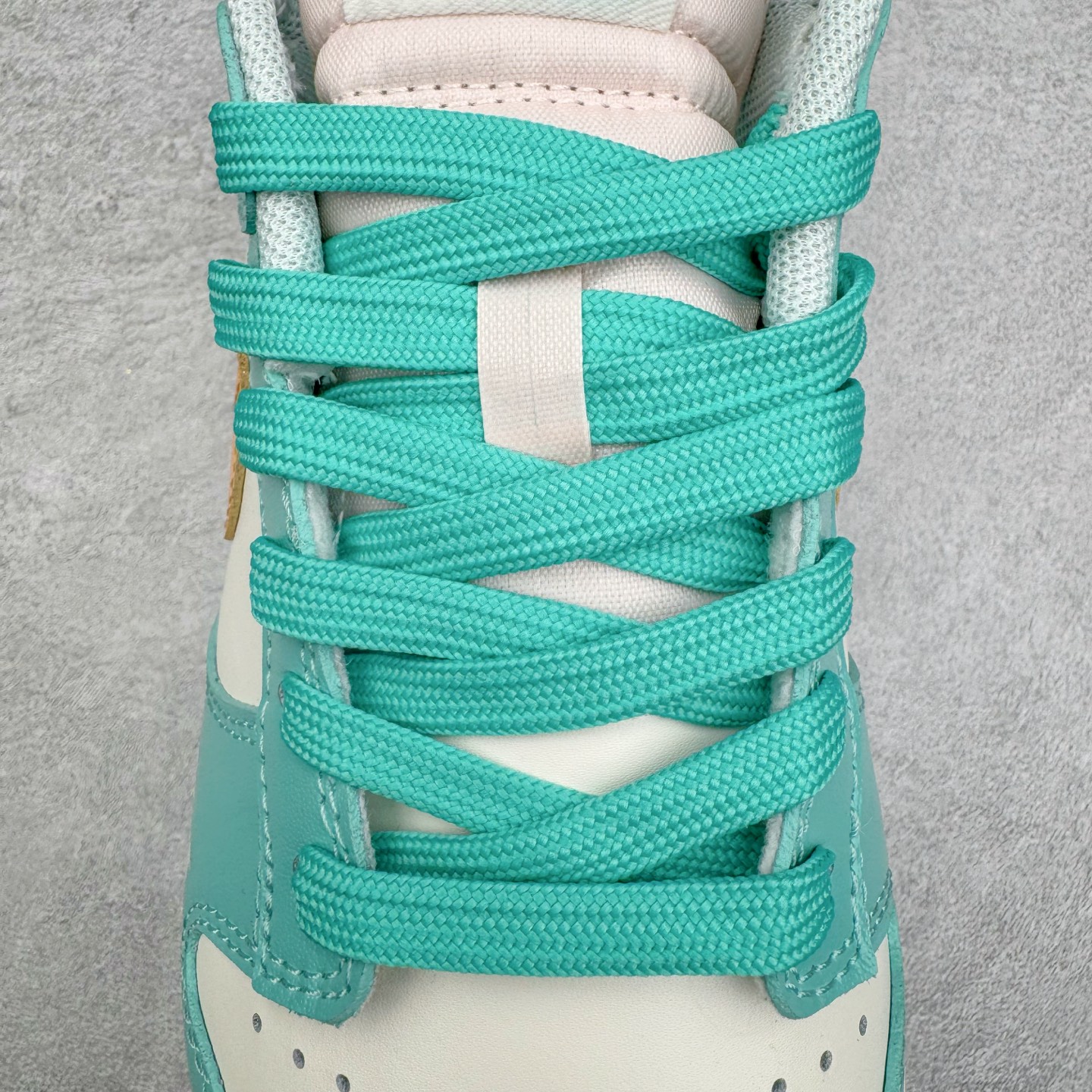 图片[13]-＃YC纯原 NK Dunk Low 遇见神鹿 BW1220-003 定制系列天花板 无原鞋不开发 全系列得物原鞋一比一校对开发 配色持续更新中 终端对接 优势输出 全套原厂楦头原纸板数据档案倾力打造 原汁原味莞产 极致还原 圈内最强针车工艺 高端零售指定版 广东原厂配套原盒原标 鞋盒分三个尺码段 原厂冲刀 超高清洁度 全鞋零毛边皮料切割 采用原厂百宏鞋带以及原厂百宏织唛舌标 内标可供原厂几率过验 进口原装条纹中底布 四线拉帮白色点胶 原厂拉帮手法遵循公司 原厂电绣 极致还原 尺码：36 36.5 37.5 38 38.5 39 40 40.5 41 42 42.5 43 44 44.5 45 46-选品中心