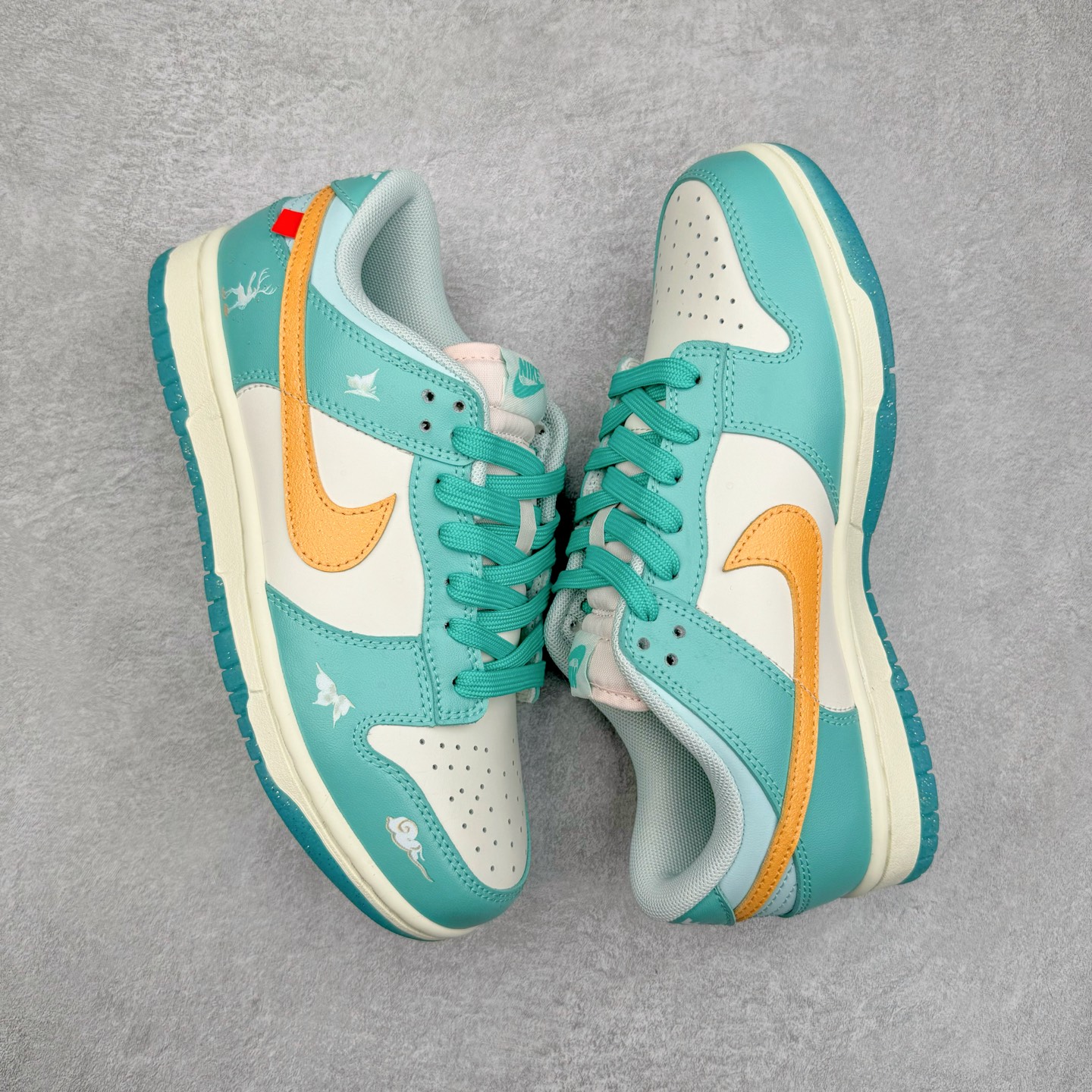 图片[3]-＃YC纯原 NK Dunk Low 遇见神鹿 BW1220-003 定制系列天花板 无原鞋不开发 全系列得物原鞋一比一校对开发 配色持续更新中 终端对接 优势输出 全套原厂楦头原纸板数据档案倾力打造 原汁原味莞产 极致还原 圈内最强针车工艺 高端零售指定版 广东原厂配套原盒原标 鞋盒分三个尺码段 原厂冲刀 超高清洁度 全鞋零毛边皮料切割 采用原厂百宏鞋带以及原厂百宏织唛舌标 内标可供原厂几率过验 进口原装条纹中底布 四线拉帮白色点胶 原厂拉帮手法遵循公司 原厂电绣 极致还原 尺码：36 36.5 37.5 38 38.5 39 40 40.5 41 42 42.5 43 44 44.5 45 46-选品中心