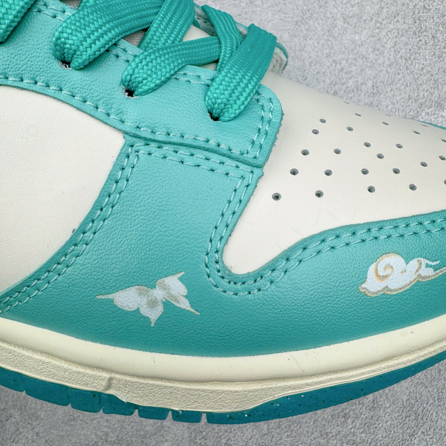 图片[18]-＃YC纯原 NK Dunk Low 遇见神鹿 BW1220-003 定制系列天花板 无原鞋不开发 全系列得物原鞋一比一校对开发 配色持续更新中 终端对接 优势输出 全套原厂楦头原纸板数据档案倾力打造 原汁原味莞产 极致还原 圈内最强针车工艺 高端零售指定版 广东原厂配套原盒原标 鞋盒分三个尺码段 原厂冲刀 超高清洁度 全鞋零毛边皮料切割 采用原厂百宏鞋带以及原厂百宏织唛舌标 内标可供原厂几率过验 进口原装条纹中底布 四线拉帮白色点胶 原厂拉帮手法遵循公司 原厂电绣 极致还原 尺码：36 36.5 37.5 38 38.5 39 40 40.5 41 42 42.5 43 44 44.5 45 46-选品中心