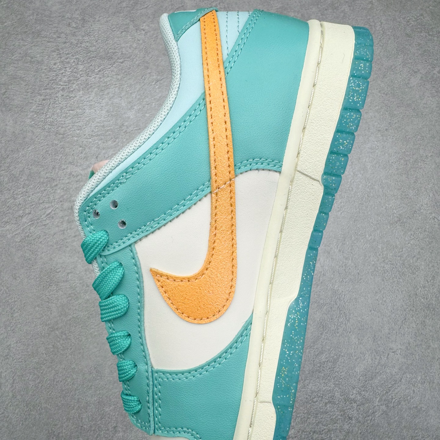 图片[7]-＃YC纯原 NK Dunk Low 遇见神鹿 BW1220-003 定制系列天花板 无原鞋不开发 全系列得物原鞋一比一校对开发 配色持续更新中 终端对接 优势输出 全套原厂楦头原纸板数据档案倾力打造 原汁原味莞产 极致还原 圈内最强针车工艺 高端零售指定版 广东原厂配套原盒原标 鞋盒分三个尺码段 原厂冲刀 超高清洁度 全鞋零毛边皮料切割 采用原厂百宏鞋带以及原厂百宏织唛舌标 内标可供原厂几率过验 进口原装条纹中底布 四线拉帮白色点胶 原厂拉帮手法遵循公司 原厂电绣 极致还原 尺码：36 36.5 37.5 38 38.5 39 40 40.5 41 42 42.5 43 44 44.5 45 46-选品中心