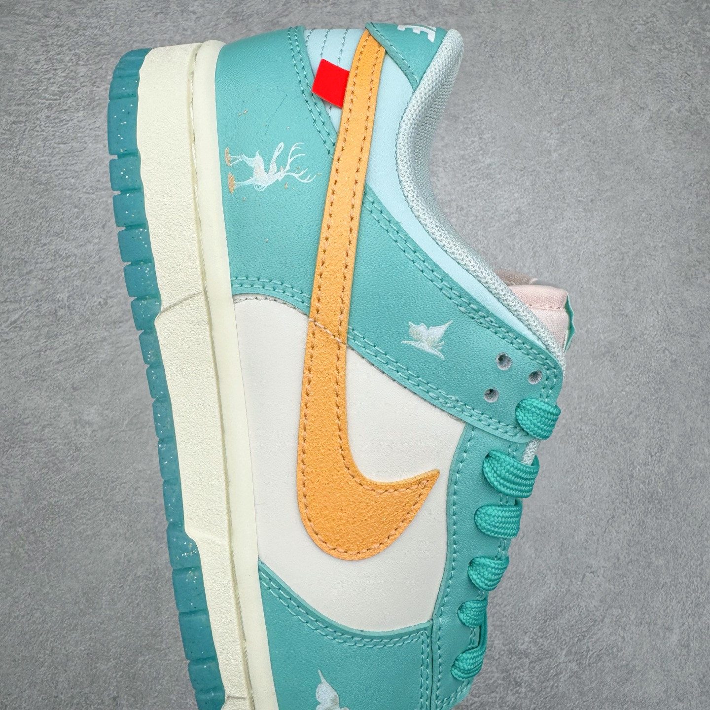 图片[6]-＃YC纯原 NK Dunk Low 遇见神鹿 BW1220-003 定制系列天花板 无原鞋不开发 全系列得物原鞋一比一校对开发 配色持续更新中 终端对接 优势输出 全套原厂楦头原纸板数据档案倾力打造 原汁原味莞产 极致还原 圈内最强针车工艺 高端零售指定版 广东原厂配套原盒原标 鞋盒分三个尺码段 原厂冲刀 超高清洁度 全鞋零毛边皮料切割 采用原厂百宏鞋带以及原厂百宏织唛舌标 内标可供原厂几率过验 进口原装条纹中底布 四线拉帮白色点胶 原厂拉帮手法遵循公司 原厂电绣 极致还原 尺码：36 36.5 37.5 38 38.5 39 40 40.5 41 42 42.5 43 44 44.5 45 46-选品中心