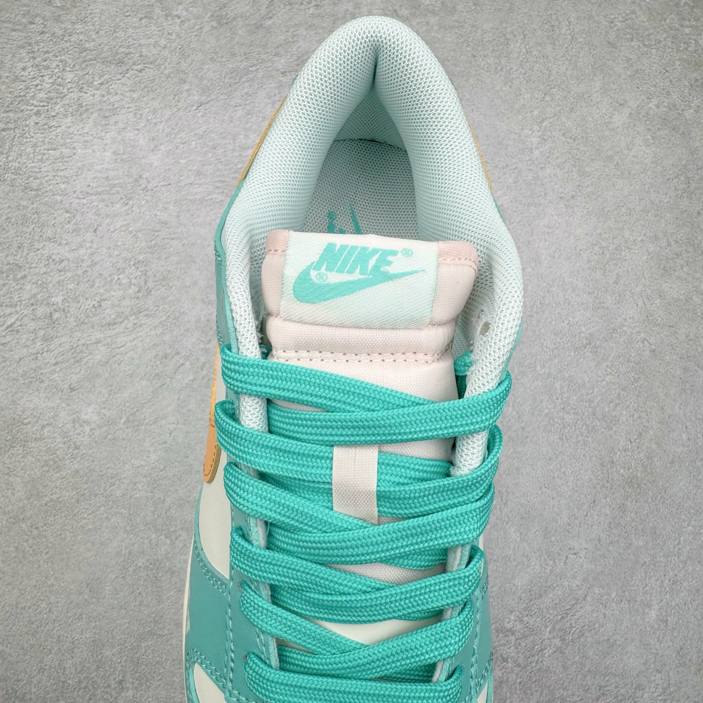 图片[5]-＃YC纯原 NK Dunk Low 遇见神鹿 BW1220-003 定制系列天花板 无原鞋不开发 全系列得物原鞋一比一校对开发 配色持续更新中 终端对接 优势输出 全套原厂楦头原纸板数据档案倾力打造 原汁原味莞产 极致还原 圈内最强针车工艺 高端零售指定版 广东原厂配套原盒原标 鞋盒分三个尺码段 原厂冲刀 超高清洁度 全鞋零毛边皮料切割 采用原厂百宏鞋带以及原厂百宏织唛舌标 内标可供原厂几率过验 进口原装条纹中底布 四线拉帮白色点胶 原厂拉帮手法遵循公司 原厂电绣 极致还原 尺码：36 36.5 37.5 38 38.5 39 40 40.5 41 42 42.5 43 44 44.5 45 46-选品中心