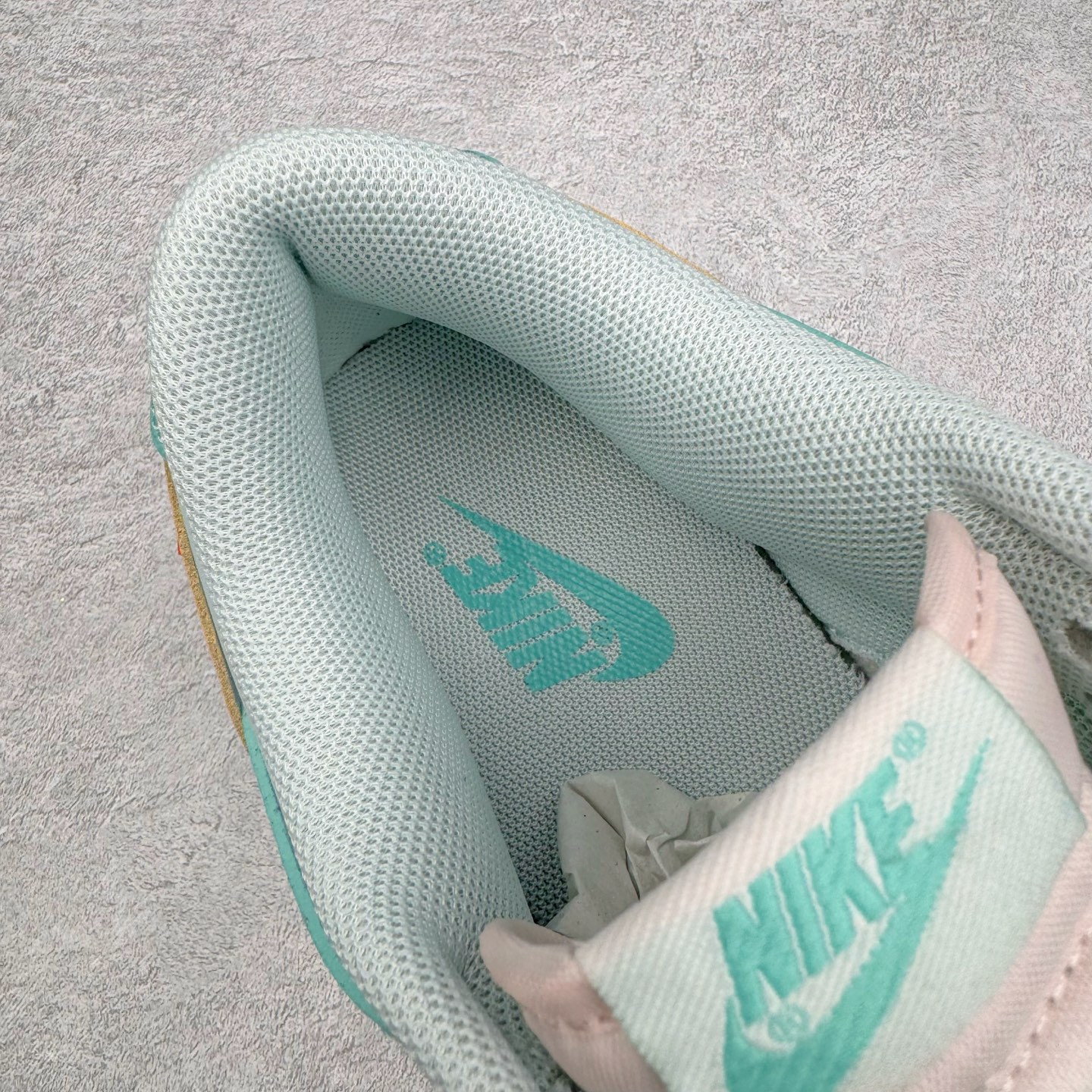 图片[12]-＃YC纯原 NK Dunk Low 遇见神鹿 BW1220-003 定制系列天花板 无原鞋不开发 全系列得物原鞋一比一校对开发 配色持续更新中 终端对接 优势输出 全套原厂楦头原纸板数据档案倾力打造 原汁原味莞产 极致还原 圈内最强针车工艺 高端零售指定版 广东原厂配套原盒原标 鞋盒分三个尺码段 原厂冲刀 超高清洁度 全鞋零毛边皮料切割 采用原厂百宏鞋带以及原厂百宏织唛舌标 内标可供原厂几率过验 进口原装条纹中底布 四线拉帮白色点胶 原厂拉帮手法遵循公司 原厂电绣 极致还原 尺码：36 36.5 37.5 38 38.5 39 40 40.5 41 42 42.5 43 44 44.5 45 46-选品中心