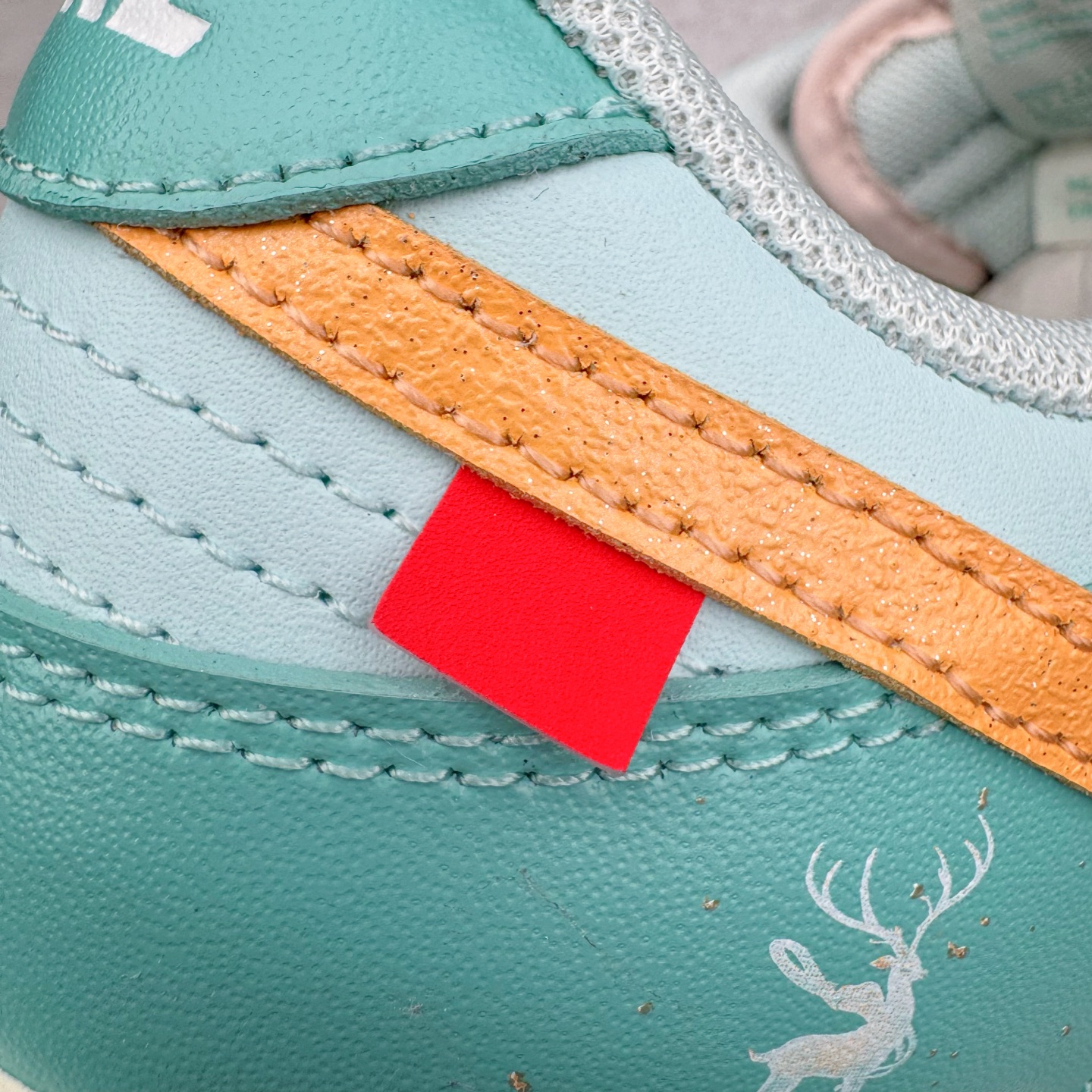 图片[17]-＃YC纯原 NK Dunk Low 遇见神鹿 BW1220-003 定制系列天花板 无原鞋不开发 全系列得物原鞋一比一校对开发 配色持续更新中 终端对接 优势输出 全套原厂楦头原纸板数据档案倾力打造 原汁原味莞产 极致还原 圈内最强针车工艺 高端零售指定版 广东原厂配套原盒原标 鞋盒分三个尺码段 原厂冲刀 超高清洁度 全鞋零毛边皮料切割 采用原厂百宏鞋带以及原厂百宏织唛舌标 内标可供原厂几率过验 进口原装条纹中底布 四线拉帮白色点胶 原厂拉帮手法遵循公司 原厂电绣 极致还原 尺码：36 36.5 37.5 38 38.5 39 40 40.5 41 42 42.5 43 44 44.5 45 46-选品中心