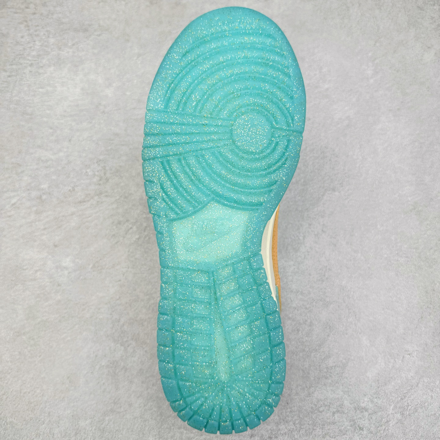 图片[9]-＃YC纯原 NK Dunk Low 遇见神鹿 BW1220-003 定制系列天花板 无原鞋不开发 全系列得物原鞋一比一校对开发 配色持续更新中 终端对接 优势输出 全套原厂楦头原纸板数据档案倾力打造 原汁原味莞产 极致还原 圈内最强针车工艺 高端零售指定版 广东原厂配套原盒原标 鞋盒分三个尺码段 原厂冲刀 超高清洁度 全鞋零毛边皮料切割 采用原厂百宏鞋带以及原厂百宏织唛舌标 内标可供原厂几率过验 进口原装条纹中底布 四线拉帮白色点胶 原厂拉帮手法遵循公司 原厂电绣 极致还原 尺码：36 36.5 37.5 38 38.5 39 40 40.5 41 42 42.5 43 44 44.5 45 46-选品中心