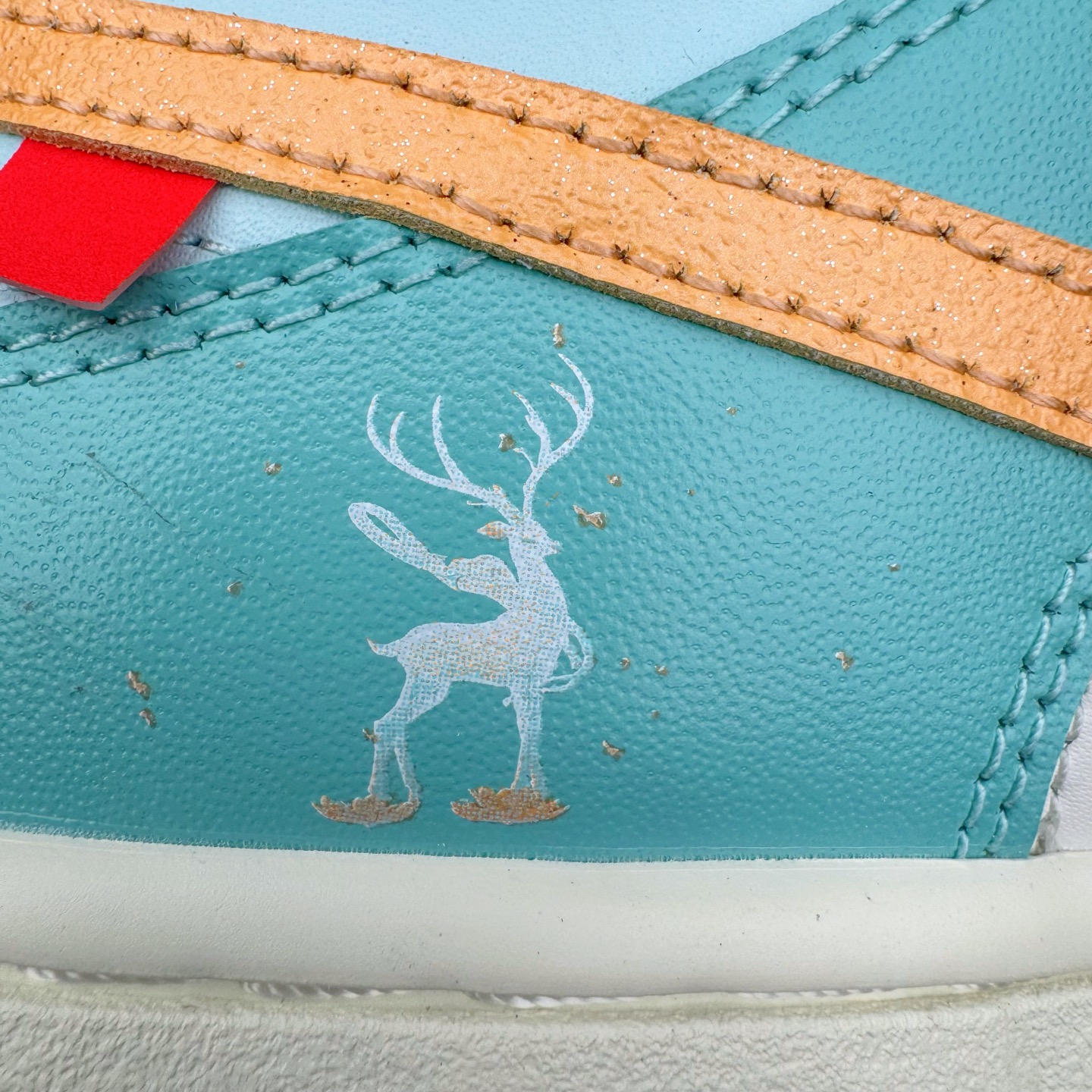 图片[19]-＃YC纯原 NK Dunk Low 遇见神鹿 BW1220-003 定制系列天花板 无原鞋不开发 全系列得物原鞋一比一校对开发 配色持续更新中 终端对接 优势输出 全套原厂楦头原纸板数据档案倾力打造 原汁原味莞产 极致还原 圈内最强针车工艺 高端零售指定版 广东原厂配套原盒原标 鞋盒分三个尺码段 原厂冲刀 超高清洁度 全鞋零毛边皮料切割 采用原厂百宏鞋带以及原厂百宏织唛舌标 内标可供原厂几率过验 进口原装条纹中底布 四线拉帮白色点胶 原厂拉帮手法遵循公司 原厂电绣 极致还原 尺码：36 36.5 37.5 38 38.5 39 40 40.5 41 42 42.5 43 44 44.5 45 46-选品中心