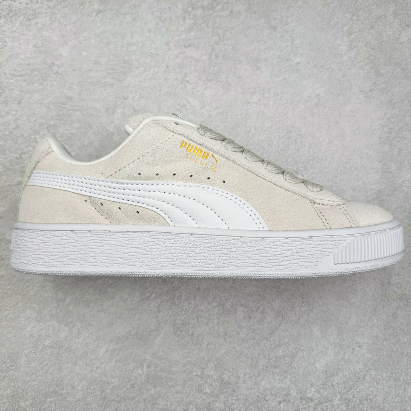 图片[7]-＃奥莱订单福利 PUMA SUEDE XL 彪马新款面包鞋男女同款复古休闲板鞋 赠送一双鞋带 鞋身通体采用细腻的麂皮材质 厚实柔软 质感出众 鞋侧保留PUMA标志性跑道图案 侧面与后跟点缀金属色PUMA LOGO 兼具辨识度与细节感 加厚鞋垫、饱满鞋舌 搭配加宽扁形鞋带 使得穿着感更加贴合与舒适 值得一提的是 本季SUEDE XL鞋款以黑色、红色及蓝色最为瞩目 经典黑的配色 在低调之余可轻松驾驭任何潮流风格造型 而高饱和度的配色 则是当之无愧的早春出街利器。货号： 395205 尺码：36 36.5 37 38 38.5 39 40 40.5 41 42 42.5 43 44 44.5 45-选品中心