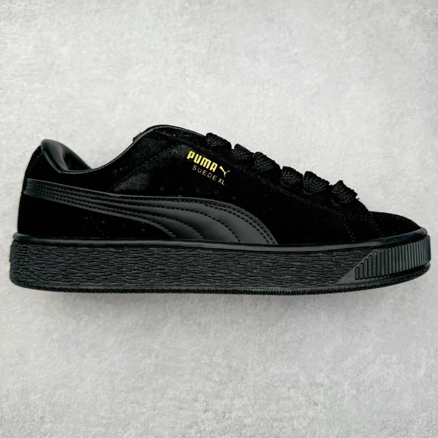 ＃奥莱订单福利 PUMA SUEDE XL 彪马新款面包鞋男女同款复古休闲板鞋 赠送一双鞋带 鞋身通体采用细腻的麂皮材质 厚实柔软 质感出众 鞋侧保留PUMA标志性跑道图案 侧面与后跟点缀金属色PUMA LOGO 兼具辨识度与细节感 加厚鞋垫、饱满鞋舌 搭配加宽扁形鞋带 使得穿着感更加贴合与舒适 值得一提的是 本季SUEDE XL鞋款以黑色、红色及蓝色最为瞩目 经典黑的配色 在低调之余可轻松驾驭任何潮流风格造型 而高饱和度的配色 则是当之无愧的早春出街利器。货号： 395205 尺码：36 36.5 37 38 38.5 39 40 40.5 41 42 42.5 43 44 44.5 45-选品中心