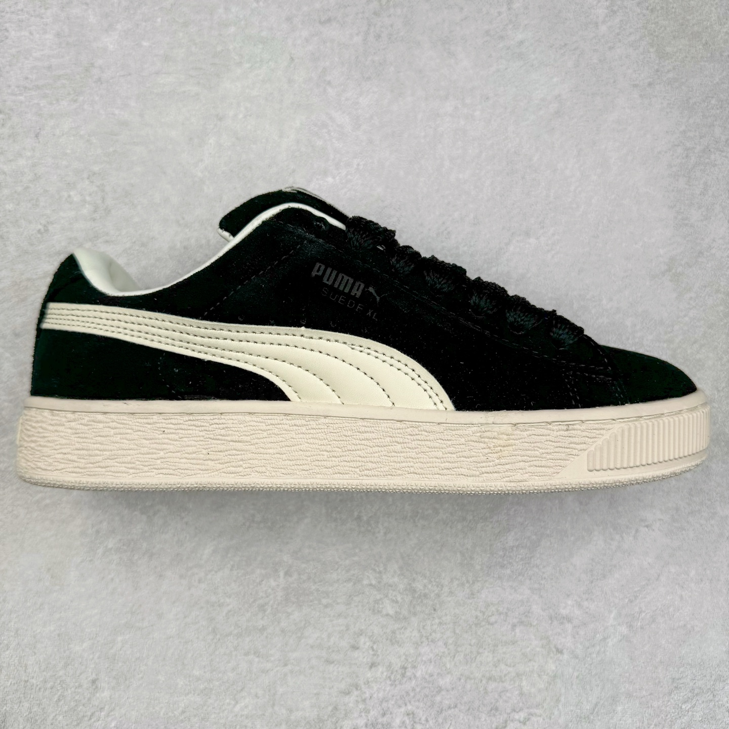 图片[2]-＃奥莱订单福利 PUMA SUEDE XL 彪马新款面包鞋男女同款复古休闲板鞋 赠送一双鞋带 鞋身通体采用细腻的麂皮材质 厚实柔软 质感出众 鞋侧保留PUMA标志性跑道图案 侧面与后跟点缀金属色PUMA LOGO 兼具辨识度与细节感 加厚鞋垫、饱满鞋舌 搭配加宽扁形鞋带 使得穿着感更加贴合与舒适 值得一提的是 本季SUEDE XL鞋款以黑色、红色及蓝色最为瞩目 经典黑的配色 在低调之余可轻松驾驭任何潮流风格造型 而高饱和度的配色 则是当之无愧的早春出街利器。货号： 395205 尺码：36 36.5 37 38 38.5 39 40 40.5 41 42 42.5 43 44 44.5 45-选品中心