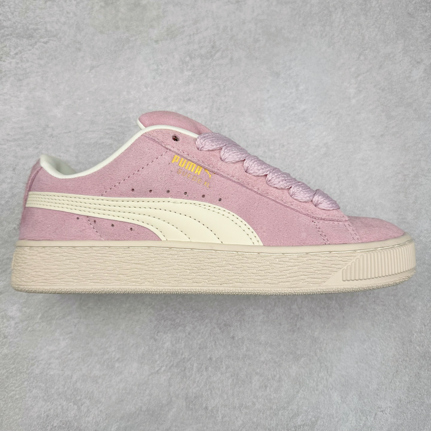 图片[8]-＃奥莱订单福利 PUMA SUEDE XL 彪马新款面包鞋男女同款复古休闲板鞋 赠送一双鞋带 鞋身通体采用细腻的麂皮材质 厚实柔软 质感出众 鞋侧保留PUMA标志性跑道图案 侧面与后跟点缀金属色PUMA LOGO 兼具辨识度与细节感 加厚鞋垫、饱满鞋舌 搭配加宽扁形鞋带 使得穿着感更加贴合与舒适 值得一提的是 本季SUEDE XL鞋款以黑色、红色及蓝色最为瞩目 经典黑的配色 在低调之余可轻松驾驭任何潮流风格造型 而高饱和度的配色 则是当之无愧的早春出街利器。货号： 395205 尺码：36 36.5 37 38 38.5 39 40 40.5 41 42 42.5 43 44 44.5 45-选品中心