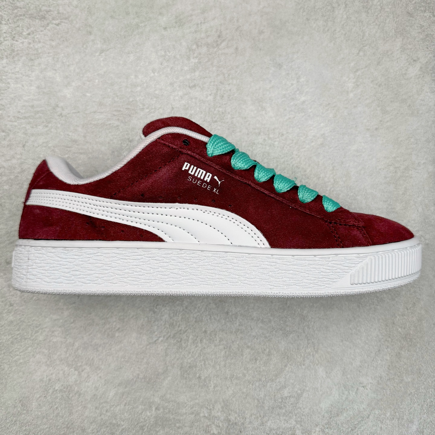 图片[7]-＃奥莱订单福利 PUMA SUEDE XL 彪马新款面包鞋男女同款复古休闲板鞋 赠送一双鞋带 鞋身通体采用细腻的麂皮材质 厚实柔软 质感出众 鞋侧保留PUMA标志性跑道图案 侧面与后跟点缀金属色PUMA LOGO 兼具辨识度与细节感 加厚鞋垫、饱满鞋舌 搭配加宽扁形鞋带 使得穿着感更加贴合与舒适 值得一提的是 本季SUEDE XL鞋款以黑色、红色及蓝色最为瞩目 经典黑的配色 在低调之余可轻松驾驭任何潮流风格造型 而高饱和度的配色 则是当之无愧的早春出街利器。货号： 395205 尺码：36 36.5 37 38 38.5 39 40 40.5 41 42 42.5 43 44 44.5 45-选品中心