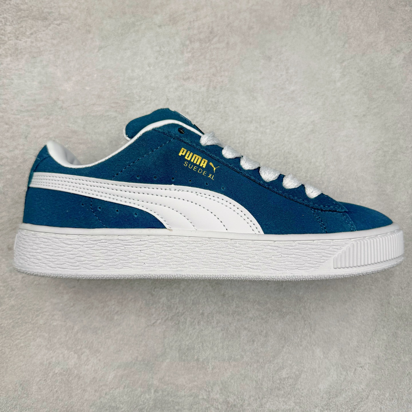 图片[6]-＃奥莱订单福利 PUMA SUEDE XL 彪马新款面包鞋男女同款复古休闲板鞋 赠送一双鞋带 鞋身通体采用细腻的麂皮材质 厚实柔软 质感出众 鞋侧保留PUMA标志性跑道图案 侧面与后跟点缀金属色PUMA LOGO 兼具辨识度与细节感 加厚鞋垫、饱满鞋舌 搭配加宽扁形鞋带 使得穿着感更加贴合与舒适 值得一提的是 本季SUEDE XL鞋款以黑色、红色及蓝色最为瞩目 经典黑的配色 在低调之余可轻松驾驭任何潮流风格造型 而高饱和度的配色 则是当之无愧的早春出街利器。货号： 395205 尺码：36 36.5 37 38 38.5 39 40 40.5 41 42 42.5 43 44 44.5 45-选品中心