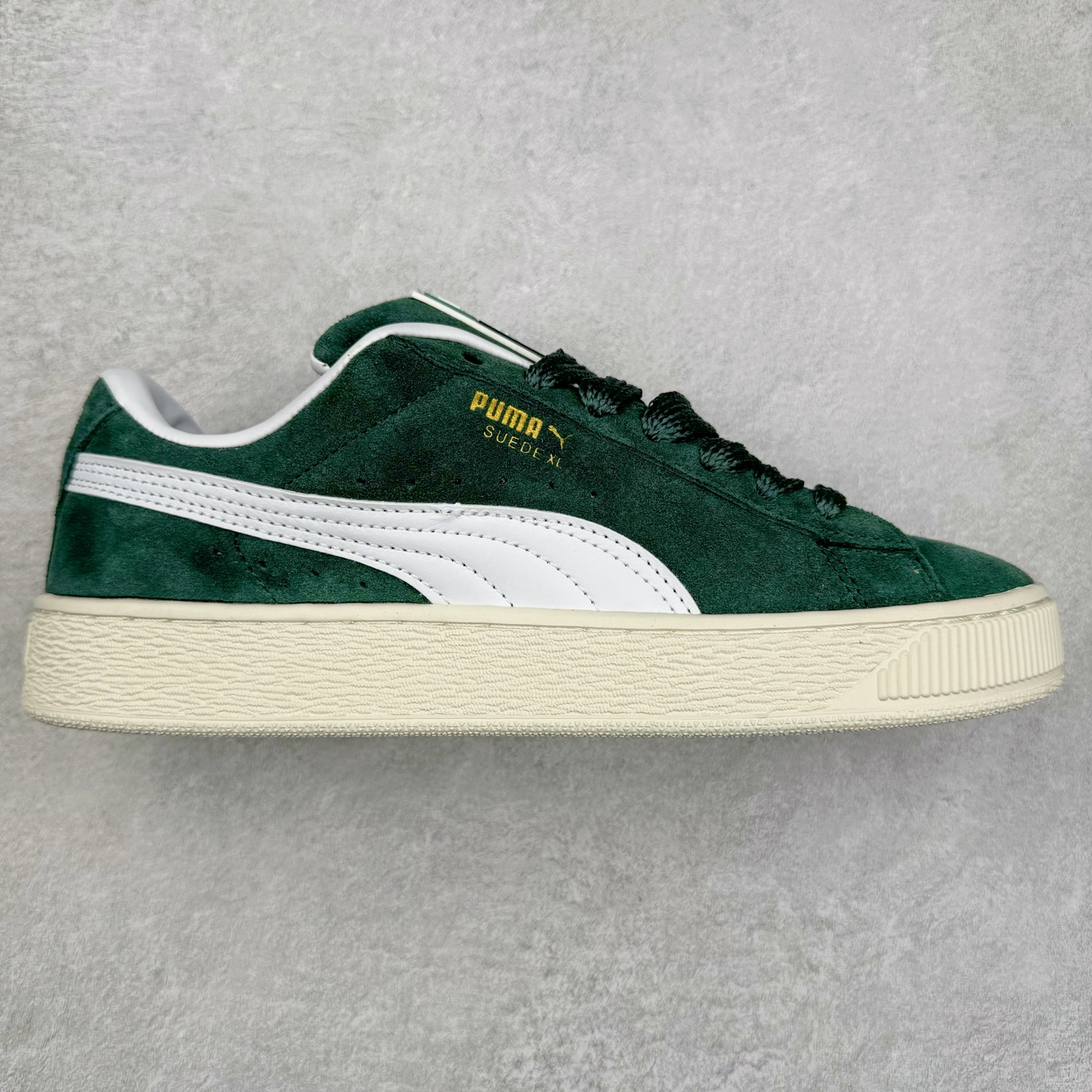 图片[3]-＃奥莱订单福利 PUMA SUEDE XL 彪马新款面包鞋男女同款复古休闲板鞋 赠送一双鞋带 鞋身通体采用细腻的麂皮材质 厚实柔软 质感出众 鞋侧保留PUMA标志性跑道图案 侧面与后跟点缀金属色PUMA LOGO 兼具辨识度与细节感 加厚鞋垫、饱满鞋舌 搭配加宽扁形鞋带 使得穿着感更加贴合与舒适 值得一提的是 本季SUEDE XL鞋款以黑色、红色及蓝色最为瞩目 经典黑的配色 在低调之余可轻松驾驭任何潮流风格造型 而高饱和度的配色 则是当之无愧的早春出街利器。货号： 395205 尺码：36 36.5 37 38 38.5 39 40 40.5 41 42 42.5 43 44 44.5 45-选品中心