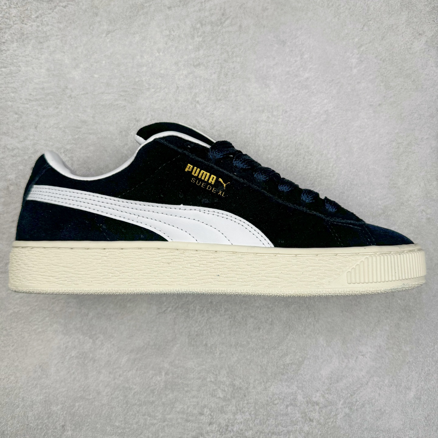 图片[5]-＃奥莱订单福利 PUMA SUEDE XL 彪马新款面包鞋男女同款复古休闲板鞋 赠送一双鞋带 鞋身通体采用细腻的麂皮材质 厚实柔软 质感出众 鞋侧保留PUMA标志性跑道图案 侧面与后跟点缀金属色PUMA LOGO 兼具辨识度与细节感 加厚鞋垫、饱满鞋舌 搭配加宽扁形鞋带 使得穿着感更加贴合与舒适 值得一提的是 本季SUEDE XL鞋款以黑色、红色及蓝色最为瞩目 经典黑的配色 在低调之余可轻松驾驭任何潮流风格造型 而高饱和度的配色 则是当之无愧的早春出街利器。货号： 395205 尺码：36 36.5 37 38 38.5 39 40 40.5 41 42 42.5 43 44 44.5 45-选品中心