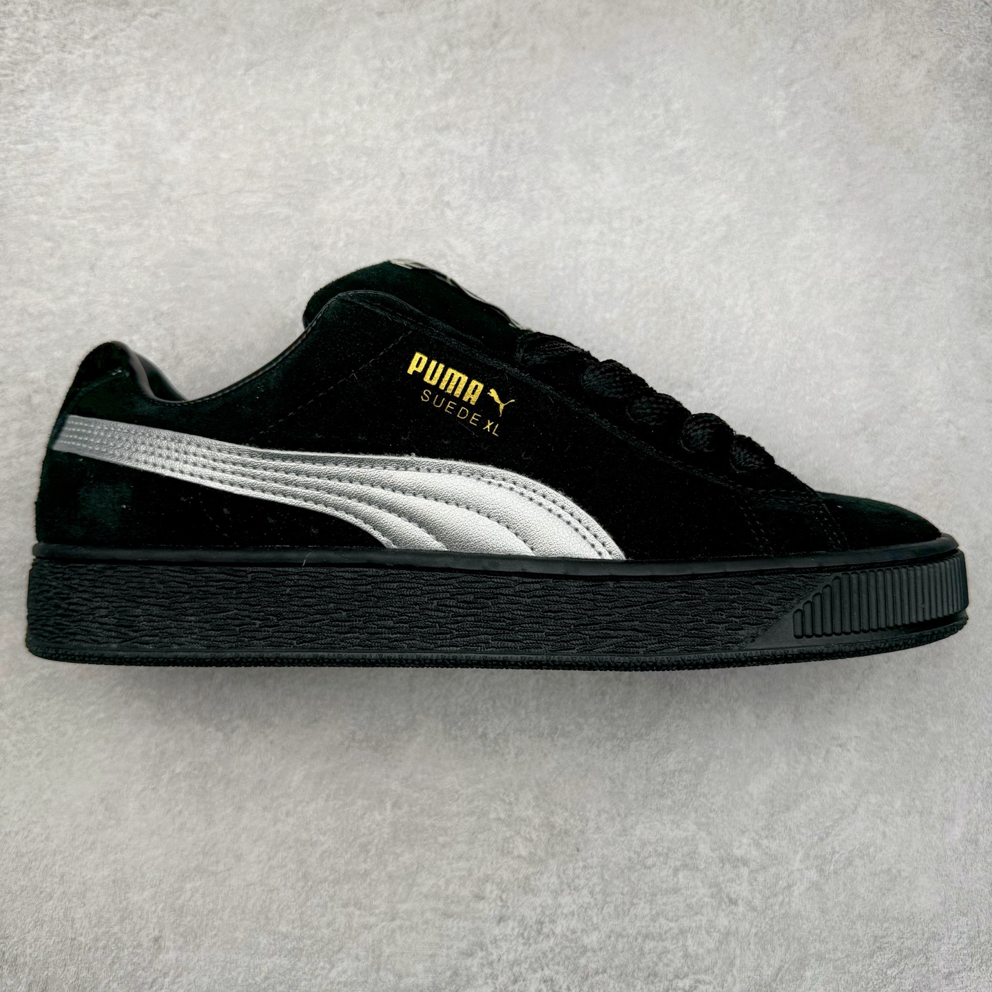 图片[4]-＃奥莱订单福利 PUMA SUEDE XL 彪马新款面包鞋男女同款复古休闲板鞋 赠送一双鞋带 鞋身通体采用细腻的麂皮材质 厚实柔软 质感出众 鞋侧保留PUMA标志性跑道图案 侧面与后跟点缀金属色PUMA LOGO 兼具辨识度与细节感 加厚鞋垫、饱满鞋舌 搭配加宽扁形鞋带 使得穿着感更加贴合与舒适 值得一提的是 本季SUEDE XL鞋款以黑色、红色及蓝色最为瞩目 经典黑的配色 在低调之余可轻松驾驭任何潮流风格造型 而高饱和度的配色 则是当之无愧的早春出街利器。货号： 395205 尺码：36 36.5 37 38 38.5 39 40 40.5 41 42 42.5 43 44 44.5 45-选品中心