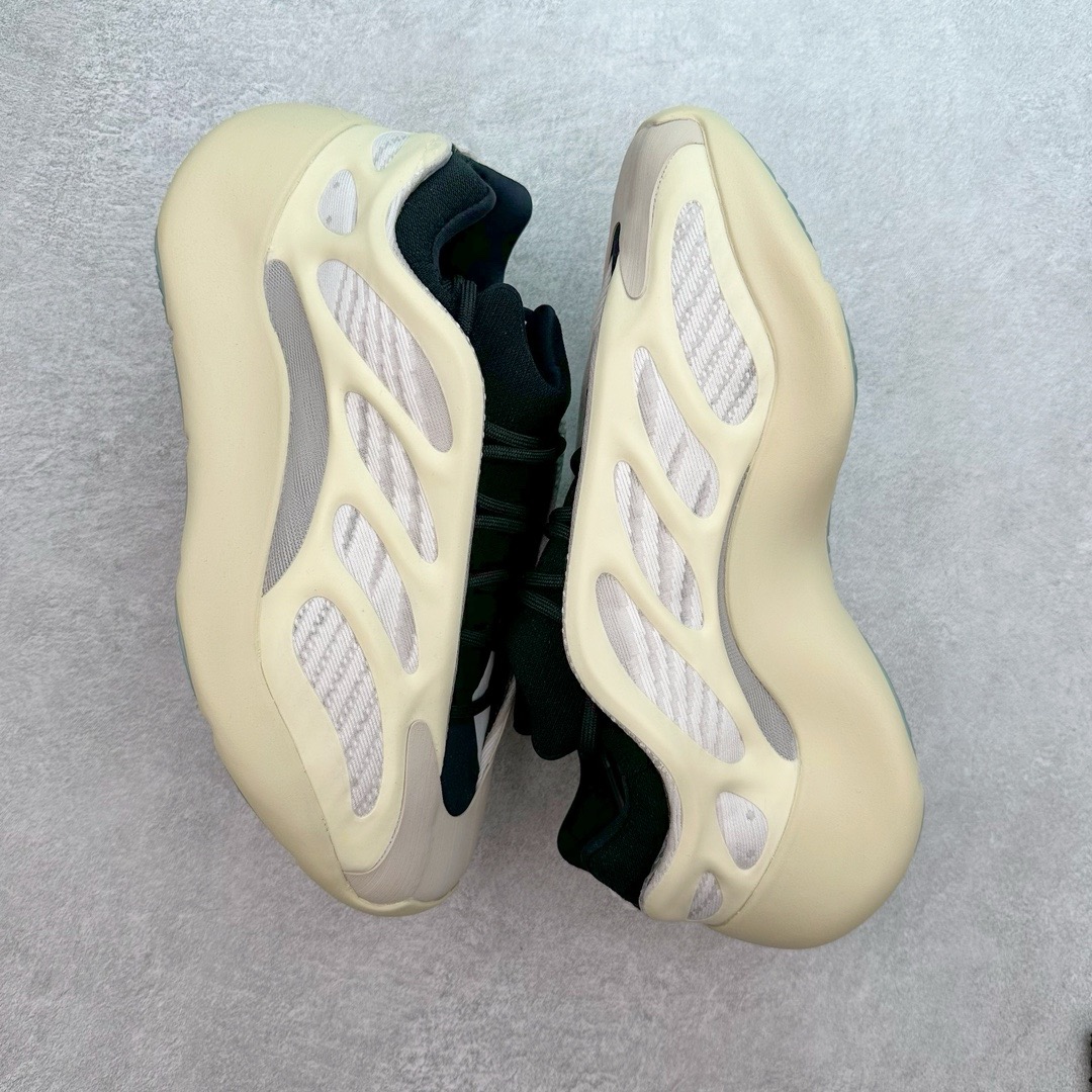 图片[3]-#纯原福利 偏小一码 Yeezy Boost 700V3 奶白黑 FW4980 全套原楦原纸版 打造灵魂正确版型 原厂贾卡原面 纹路与正品一致 高频进口夜光KPU完美组合原面 呈现炫丽星空夜光效果 此款非Boost爆米花科技 鞋底采用BOUNCE 全新缓震科技 脚感同样舒适 原厂RB鞋头材质 质感厚度与正品一致 完美贴合成型 正确原盒原标包装 匠心工艺 仅对原鞋 尺码：36 36.5 37.5 38 38.5 39 40-选品中心