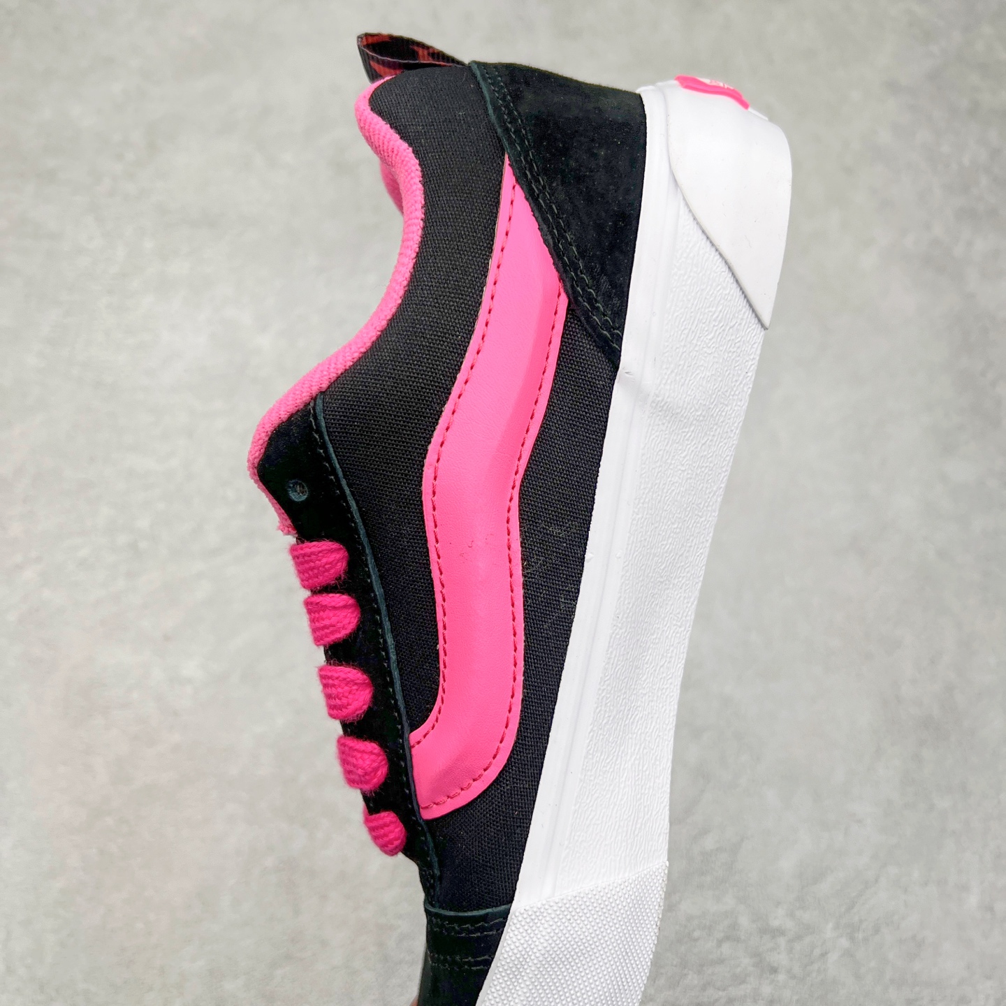 图片[7]-Vans Knu Skool 面包鞋 范斯官方 复古休闲帆布硫化鞋 减龄可爱蜜桃黑火龙果 春日出街必备 尺码：35 36 36.5 37 38 38.5 39 40 40.5 41 42 42.5 43 44 45 工艺：硫化1：1（重量1：1、真标、原钢印、材质标、鞋型标、合格证）-选品中心