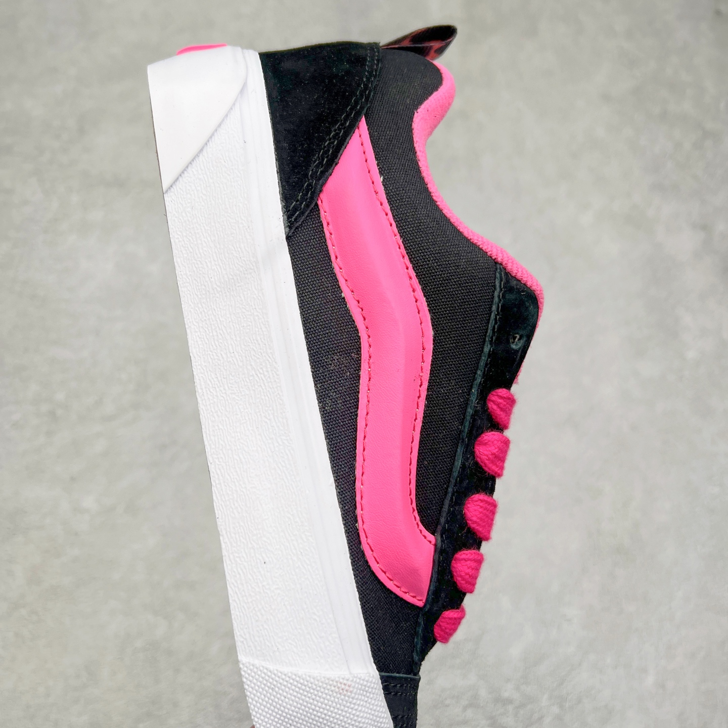 图片[6]-Vans Knu Skool 面包鞋 范斯官方 复古休闲帆布硫化鞋 减龄可爱蜜桃黑火龙果 春日出街必备 尺码：35 36 36.5 37 38 38.5 39 40 40.5 41 42 42.5 43 44 45 工艺：硫化1：1（重量1：1、真标、原钢印、材质标、鞋型标、合格证）-选品中心