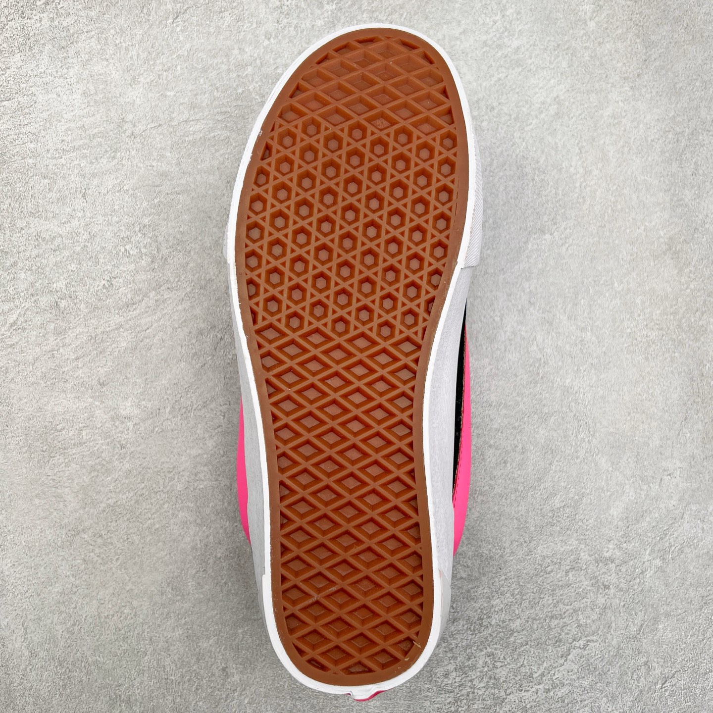 图片[9]-Vans Knu Skool 面包鞋 范斯官方 复古休闲帆布硫化鞋 减龄可爱蜜桃黑火龙果 春日出街必备 尺码：35 36 36.5 37 38 38.5 39 40 40.5 41 42 42.5 43 44 45 工艺：硫化1：1（重量1：1、真标、原钢印、材质标、鞋型标、合格证）-选品中心