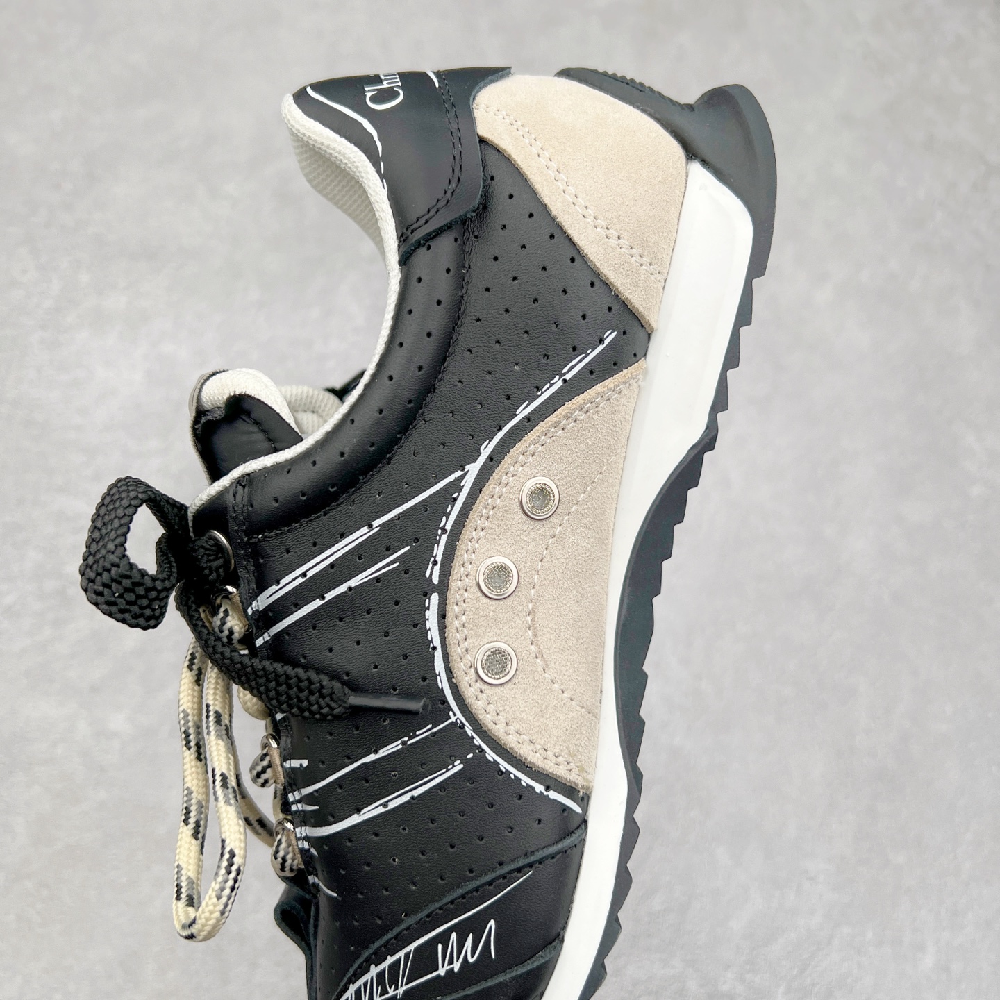 图片[7]-DIOR迪奥 D-Sketch春夏成衣系列 圆头系带 低帮生活休闲鞋春夏走秀款涂鸦素描德训鞋阿甘鞋 原版开发 25ss春夏秀场出镜率最高的单品 这双鞋改变了之前印象中的阿甘鞋单一的设计风格 保留着原本的造型 细节点缀上非常符合当下流行趋势但也融入了主理人对于阿甘鞋全新的理解和复古情怀。整体感觉焕然一新材质是有一点哑光的皮质，复古风十足 看起来很高级 上脚后的感觉就是很凸造型 上脚真心好看又百搭 啥风格衣服裤子裙子都能驾驭 谁穿谁好看 原版组合大底 尺码：35-40 (男鞋后续出货)-选品中心