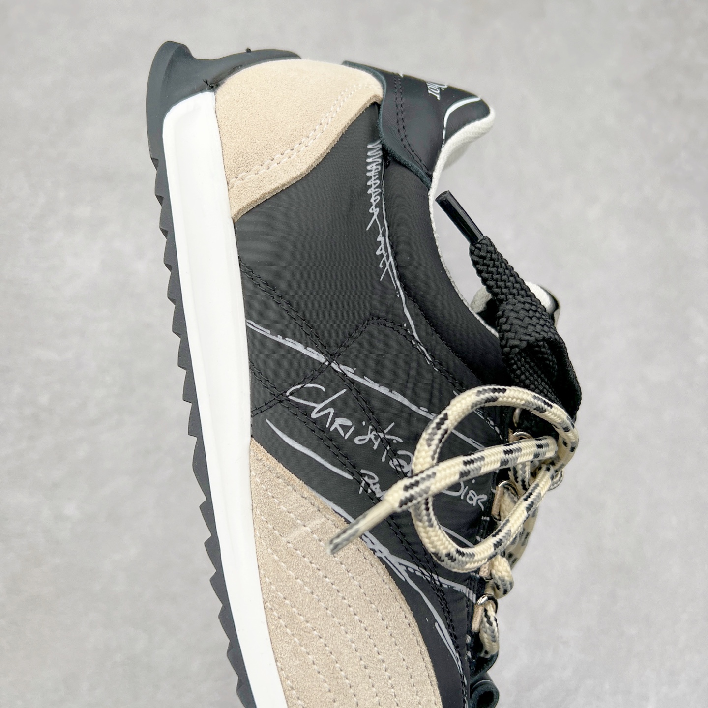 图片[6]-DIOR迪奥 D-Sketch春夏成衣系列 圆头系带 低帮生活休闲鞋春夏走秀款涂鸦素描德训鞋阿甘鞋 原版开发 25ss春夏秀场出镜率最高的单品 这双鞋改变了之前印象中的阿甘鞋单一的设计风格 保留着原本的造型 细节点缀上非常符合当下流行趋势但也融入了主理人对于阿甘鞋全新的理解和复古情怀。整体感觉焕然一新材质是有一点哑光的皮质，复古风十足 看起来很高级 上脚后的感觉就是很凸造型 上脚真心好看又百搭 啥风格衣服裤子裙子都能驾驭 谁穿谁好看 原版组合大底 尺码：35-40 (男鞋后续出货)-选品中心