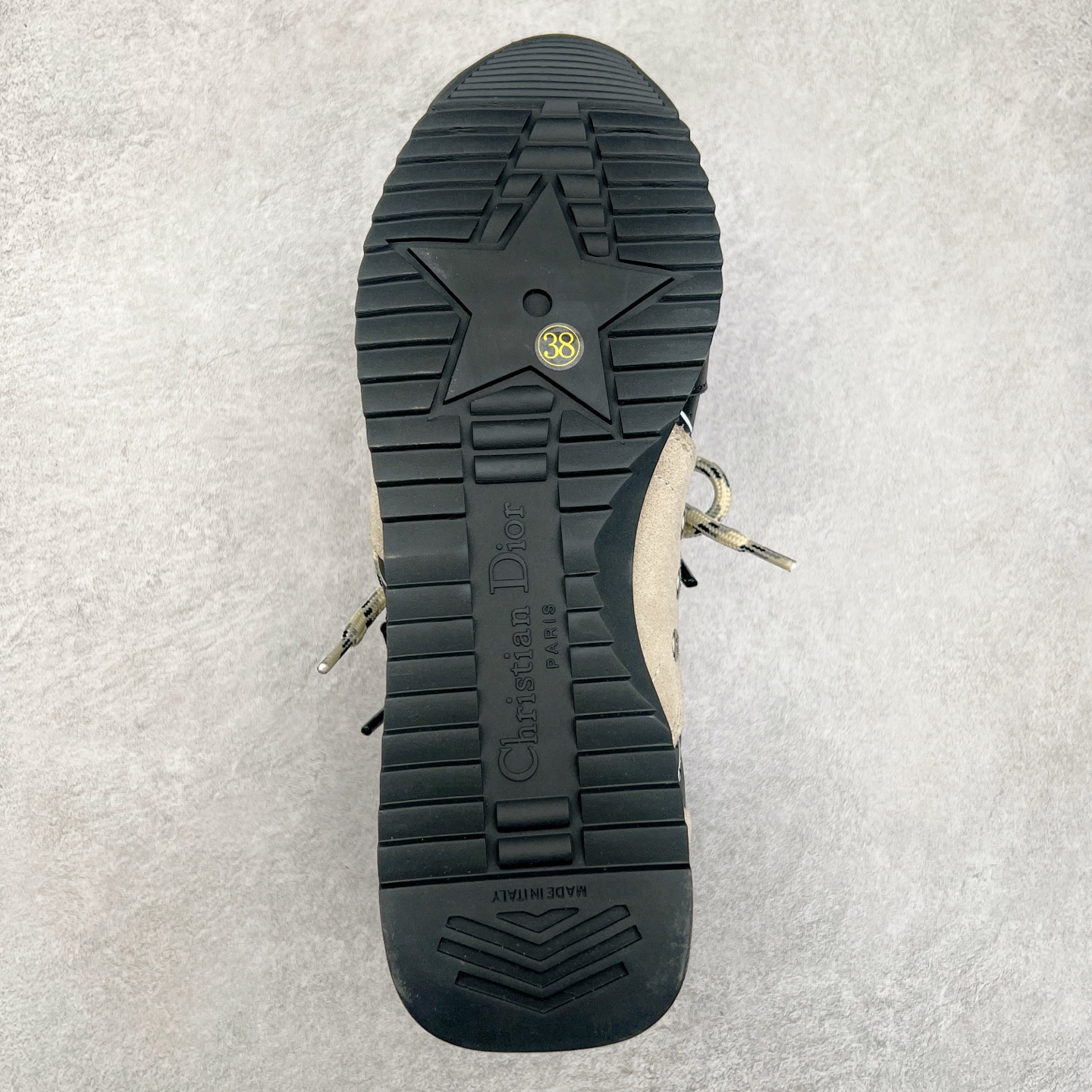 图片[9]-DIOR迪奥 D-Sketch春夏成衣系列 圆头系带 低帮生活休闲鞋春夏走秀款涂鸦素描德训鞋阿甘鞋 原版开发 25ss春夏秀场出镜率最高的单品 这双鞋改变了之前印象中的阿甘鞋单一的设计风格 保留着原本的造型 细节点缀上非常符合当下流行趋势但也融入了主理人对于阿甘鞋全新的理解和复古情怀。整体感觉焕然一新材质是有一点哑光的皮质，复古风十足 看起来很高级 上脚后的感觉就是很凸造型 上脚真心好看又百搭 啥风格衣服裤子裙子都能驾驭 谁穿谁好看 原版组合大底 尺码：35-40 (男鞋后续出货)-选品中心