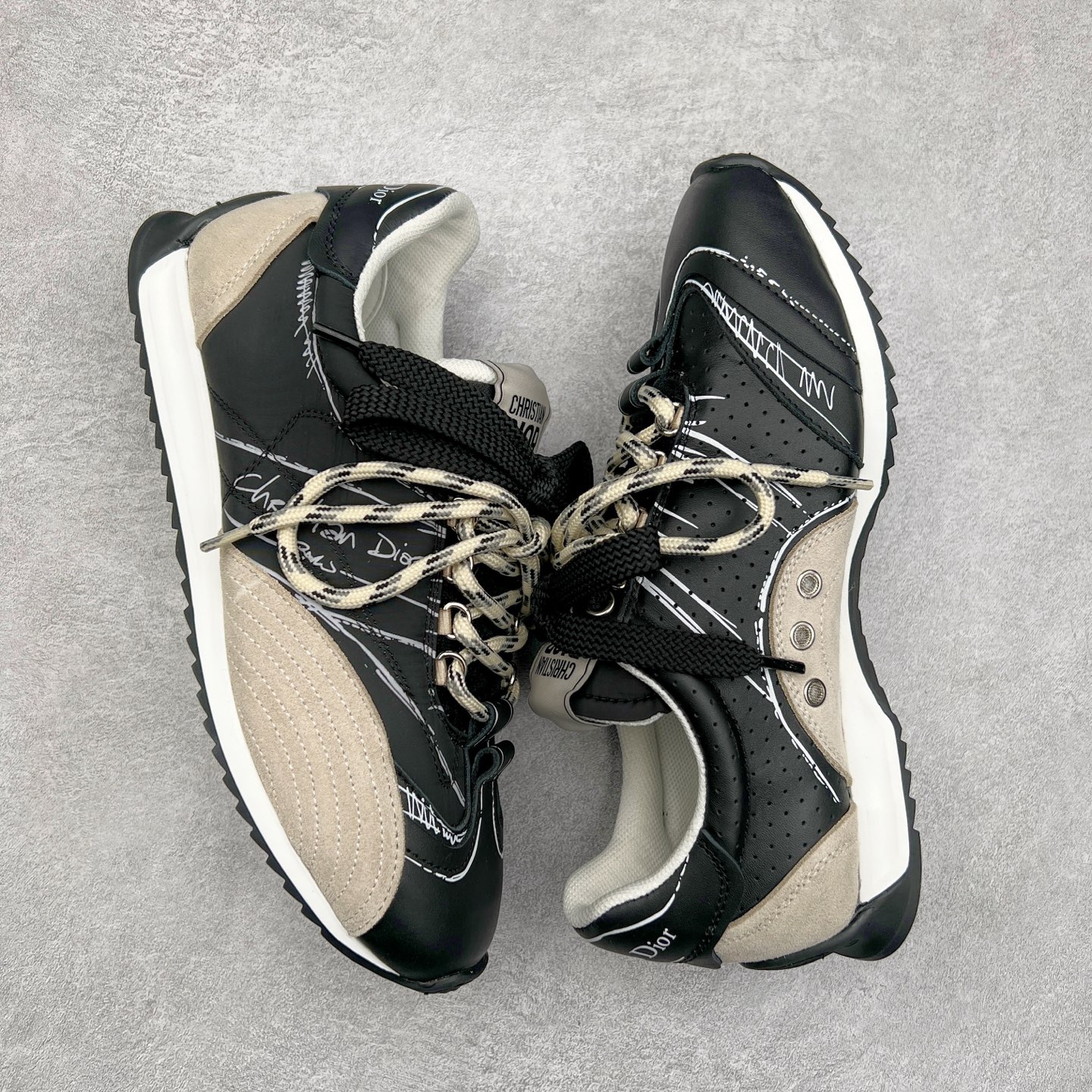 图片[3]-DIOR迪奥 D-Sketch春夏成衣系列 圆头系带 低帮生活休闲鞋春夏走秀款涂鸦素描德训鞋阿甘鞋 原版开发 25ss春夏秀场出镜率最高的单品 这双鞋改变了之前印象中的阿甘鞋单一的设计风格 保留着原本的造型 细节点缀上非常符合当下流行趋势但也融入了主理人对于阿甘鞋全新的理解和复古情怀。整体感觉焕然一新材质是有一点哑光的皮质，复古风十足 看起来很高级 上脚后的感觉就是很凸造型 上脚真心好看又百搭 啥风格衣服裤子裙子都能驾驭 谁穿谁好看 原版组合大底 尺码：35-40 (男鞋后续出货)-选品中心
