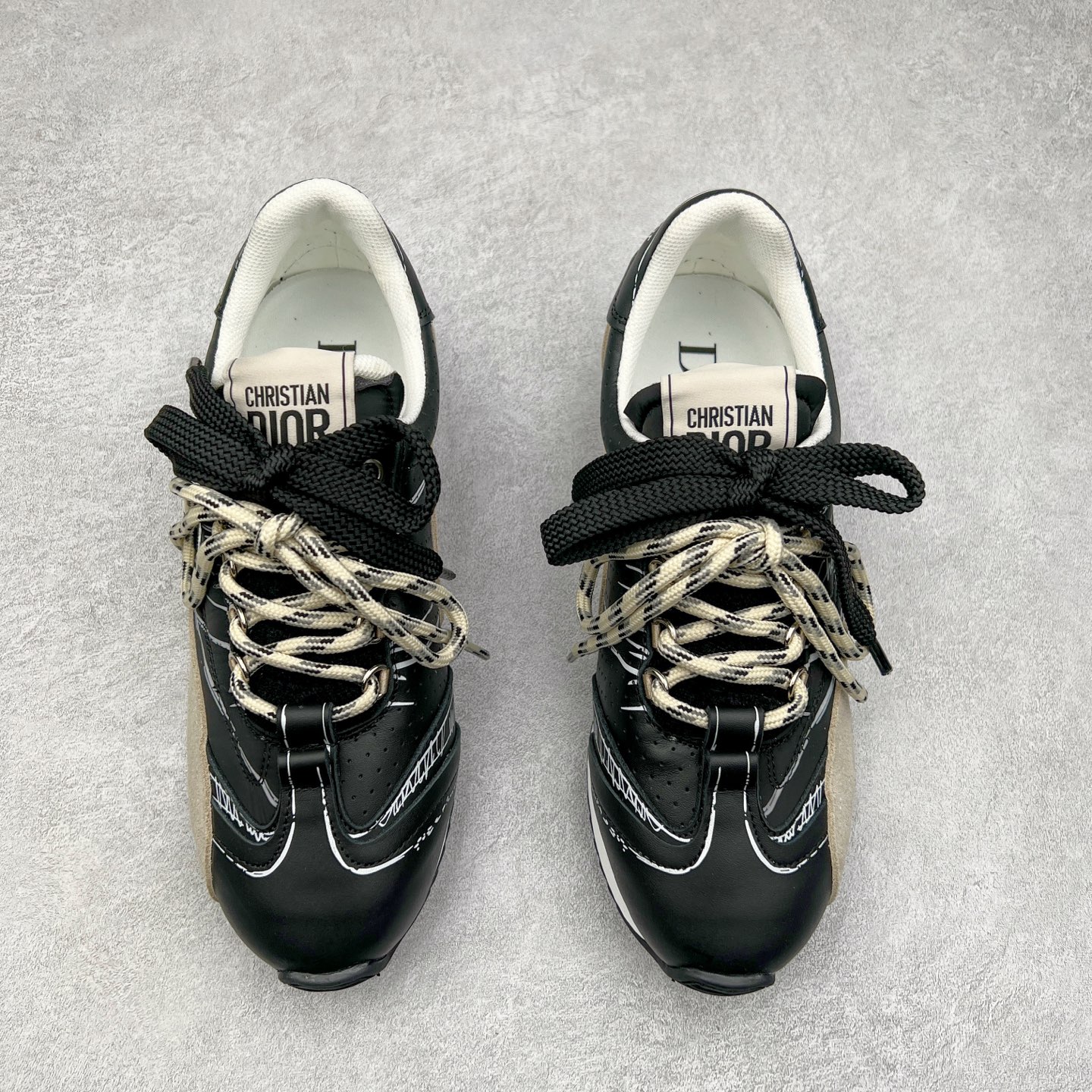图片[2]-DIOR迪奥 D-Sketch春夏成衣系列 圆头系带 低帮生活休闲鞋春夏走秀款涂鸦素描德训鞋阿甘鞋 原版开发 25ss春夏秀场出镜率最高的单品 这双鞋改变了之前印象中的阿甘鞋单一的设计风格 保留着原本的造型 细节点缀上非常符合当下流行趋势但也融入了主理人对于阿甘鞋全新的理解和复古情怀。整体感觉焕然一新材质是有一点哑光的皮质，复古风十足 看起来很高级 上脚后的感觉就是很凸造型 上脚真心好看又百搭 啥风格衣服裤子裙子都能驾驭 谁穿谁好看 原版组合大底 尺码：35-40 (男鞋后续出货)-选品中心