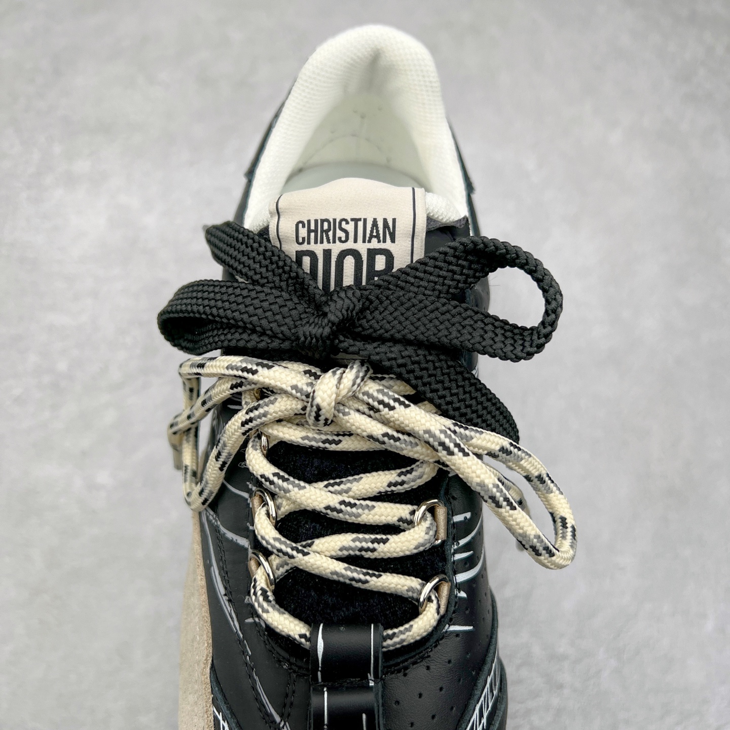 图片[5]-DIOR迪奥 D-Sketch春夏成衣系列 圆头系带 低帮生活休闲鞋春夏走秀款涂鸦素描德训鞋阿甘鞋 原版开发 25ss春夏秀场出镜率最高的单品 这双鞋改变了之前印象中的阿甘鞋单一的设计风格 保留着原本的造型 细节点缀上非常符合当下流行趋势但也融入了主理人对于阿甘鞋全新的理解和复古情怀。整体感觉焕然一新材质是有一点哑光的皮质，复古风十足 看起来很高级 上脚后的感觉就是很凸造型 上脚真心好看又百搭 啥风格衣服裤子裙子都能驾驭 谁穿谁好看 原版组合大底 尺码：35-40 (男鞋后续出货)-选品中心