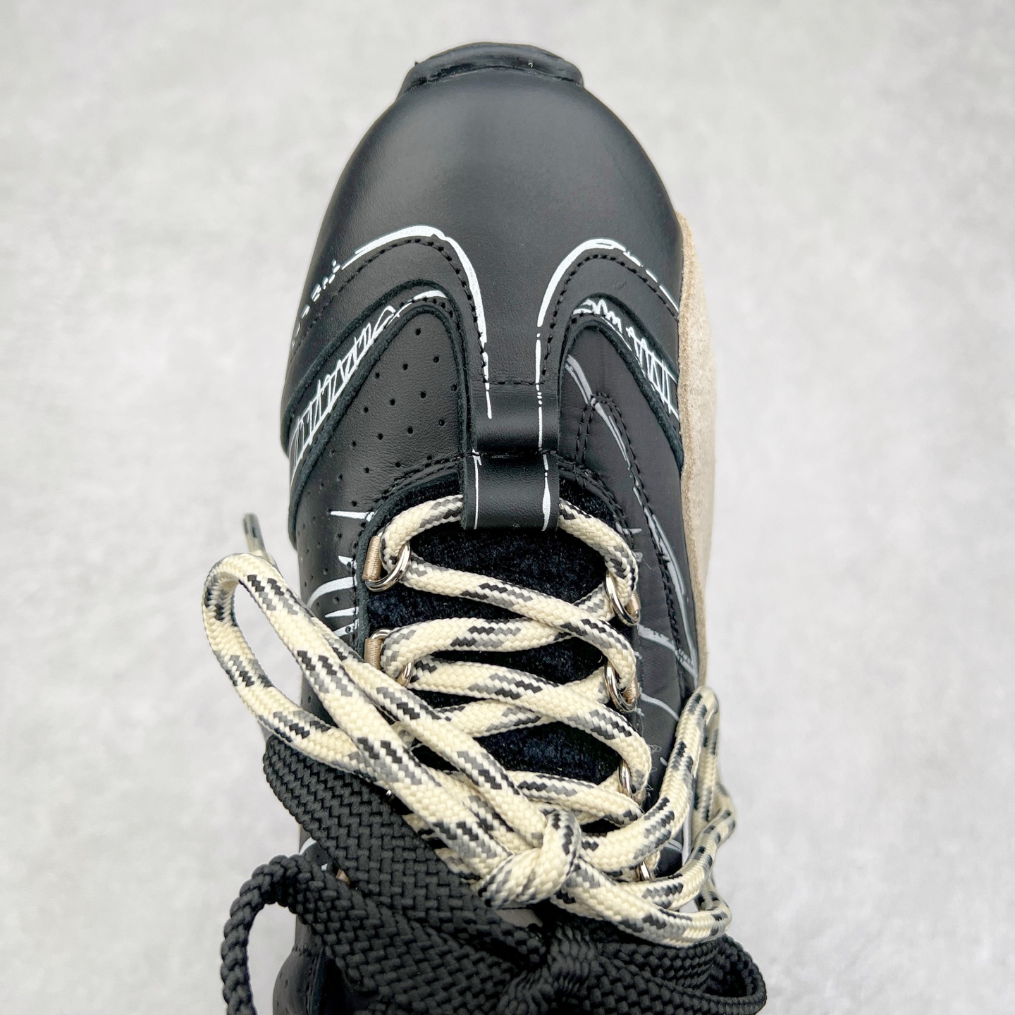 图片[4]-DIOR迪奥 D-Sketch春夏成衣系列 圆头系带 低帮生活休闲鞋春夏走秀款涂鸦素描德训鞋阿甘鞋 原版开发 25ss春夏秀场出镜率最高的单品 这双鞋改变了之前印象中的阿甘鞋单一的设计风格 保留着原本的造型 细节点缀上非常符合当下流行趋势但也融入了主理人对于阿甘鞋全新的理解和复古情怀。整体感觉焕然一新材质是有一点哑光的皮质，复古风十足 看起来很高级 上脚后的感觉就是很凸造型 上脚真心好看又百搭 啥风格衣服裤子裙子都能驾驭 谁穿谁好看 原版组合大底 尺码：35-40 (男鞋后续出货)-选品中心