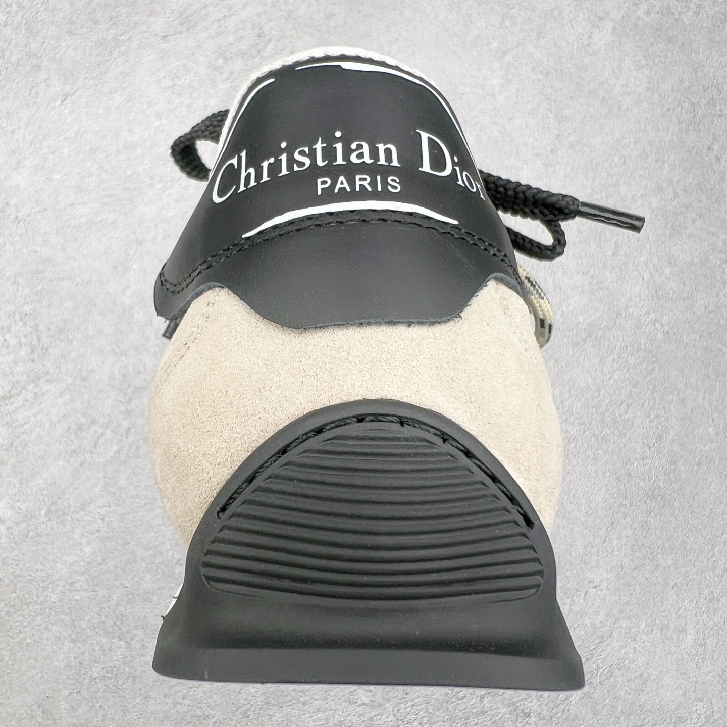 图片[8]-DIOR迪奥 D-Sketch春夏成衣系列 圆头系带 低帮生活休闲鞋春夏走秀款涂鸦素描德训鞋阿甘鞋 原版开发 25ss春夏秀场出镜率最高的单品 这双鞋改变了之前印象中的阿甘鞋单一的设计风格 保留着原本的造型 细节点缀上非常符合当下流行趋势但也融入了主理人对于阿甘鞋全新的理解和复古情怀。整体感觉焕然一新材质是有一点哑光的皮质，复古风十足 看起来很高级 上脚后的感觉就是很凸造型 上脚真心好看又百搭 啥风格衣服裤子裙子都能驾驭 谁穿谁好看 原版组合大底 尺码：35-40 (男鞋后续出货)-选品中心