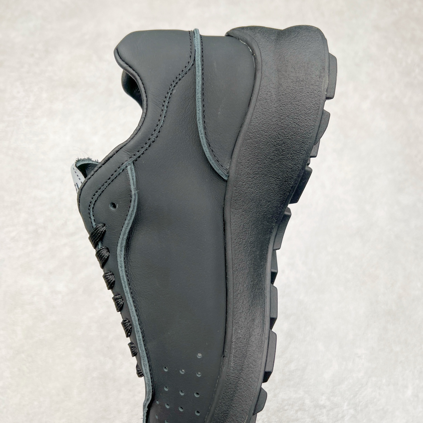 图片[7]-𝗖𝗛𝗔𝗡𝗟||香奈儿 小香𝟐𝟎𝟐𝟓C 德训鞋熊猫鞋 超软休闲增高 众多明星推荐上脚 【MAX纯原东莞大厂顶级品质】 ～出入𝐙𝐆无压力 超轻超软小白鞋～3.5cm超轻厚底～很q彈又軟～巨巨好穿～上脚超级轻便舒适～强烈的踩屎感～脚踩棉花糖一样～暴走两万步～不累脚～日常穿搭的完美选择 【独家𝐙𝐏一致对版材质】 ⇢鞋面：独家原版定制❶米白色无铬柔牛皮面 ❷定制贴摔纹牛皮灰白色牛层 ⇢内里：独家原版定制 ❶柔软米白色羊皮里 ❷柔软浅灰色羊皮里透气三明治网布 ⇢垫脚：独家原版定制吸汗莱卡布注塑eva脚床 ⇢大底：独家原版开发私摸双拼tpr大底 【底高：2.5cm左右】 懂货的自然懂～代购品质绝对完全不一样 ⇢𝐒𝐈𝐙𝐄：35、36、37、38、39、40 𝗖𝗛𝗔𝗡𝗟||香奈儿 小香𝟐𝟎𝟐𝟓C 德训鞋熊猫鞋 超软休闲增高 众多明星推荐上脚 【MAX纯原东莞大厂顶级品质】 ～出入𝐙𝐆无压力 超轻超软小白鞋～3.5cm超轻厚底～很q彈又軟～巨巨好穿～上脚超级轻便舒适～强烈的踩屎感～脚踩棉花糖一样～暴走两万步～不累脚～日常穿搭的完美选择 【独家𝐙𝐏一致对版材质】 ⇢鞋面：独家原版定制❶米白色无铬柔牛皮面 ❷定制贴摔纹牛皮灰白色牛层 ⇢内里：独家原版定制 ❶柔软米白色羊皮里 ❷柔软浅灰色羊皮里透气三明治网布 ⇢垫脚：独家原版定制吸汗莱卡布注塑eva脚床 ⇢大底：独家原版开发私摸双拼tpr大底 【底高：2.5cm左右】 懂货的自然懂～代购品质绝对完全不一样 ⇢𝐒𝐈𝐙𝐄：35、36、37、38、39、40-选品中心