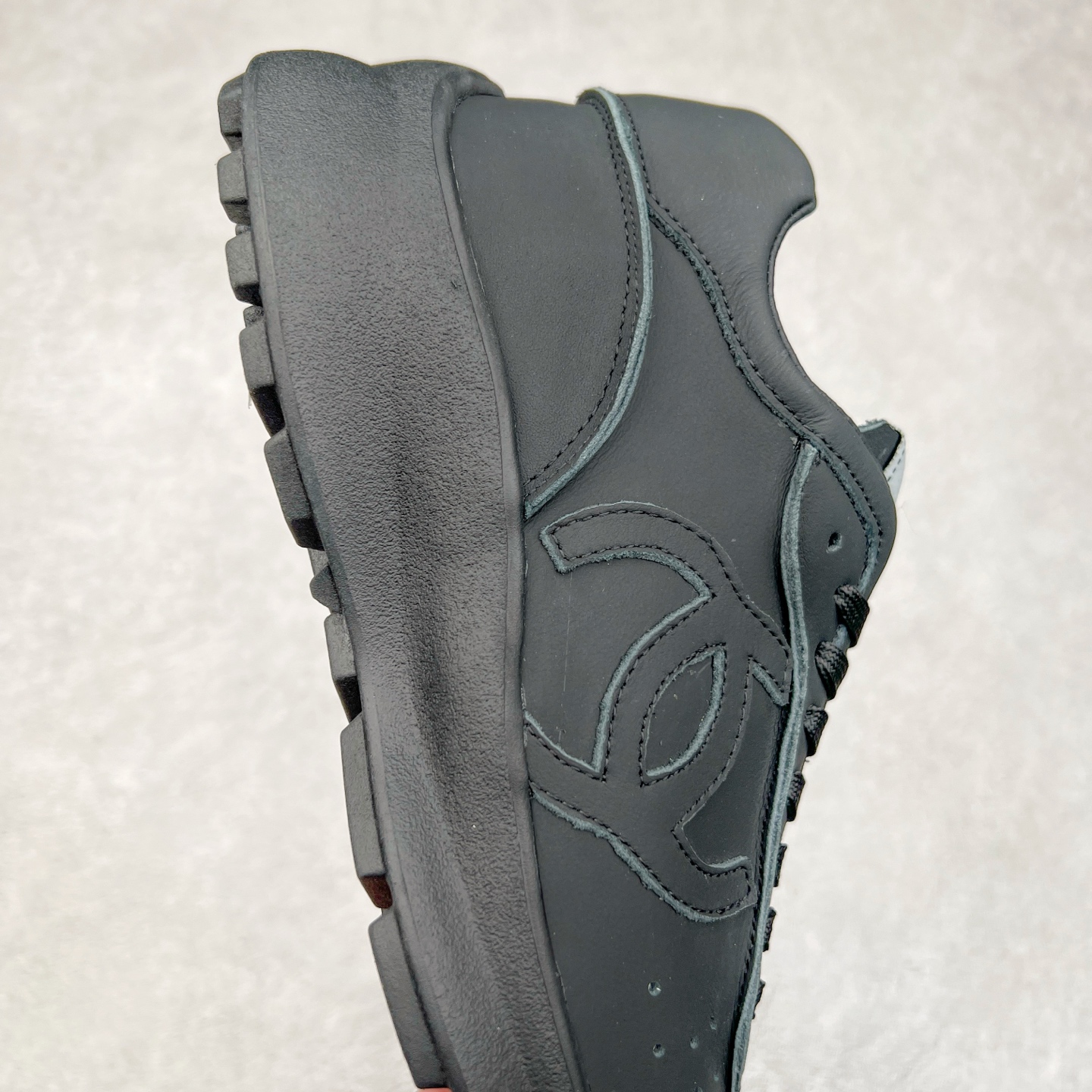 图片[6]-𝗖𝗛𝗔𝗡𝗟||香奈儿 小香𝟐𝟎𝟐𝟓C 德训鞋熊猫鞋 超软休闲增高 众多明星推荐上脚 【MAX纯原东莞大厂顶级品质】 ～出入𝐙𝐆无压力 超轻超软小白鞋～3.5cm超轻厚底～很q彈又軟～巨巨好穿～上脚超级轻便舒适～强烈的踩屎感～脚踩棉花糖一样～暴走两万步～不累脚～日常穿搭的完美选择 【独家𝐙𝐏一致对版材质】 ⇢鞋面：独家原版定制❶米白色无铬柔牛皮面 ❷定制贴摔纹牛皮灰白色牛层 ⇢内里：独家原版定制 ❶柔软米白色羊皮里 ❷柔软浅灰色羊皮里透气三明治网布 ⇢垫脚：独家原版定制吸汗莱卡布注塑eva脚床 ⇢大底：独家原版开发私摸双拼tpr大底 【底高：2.5cm左右】 懂货的自然懂～代购品质绝对完全不一样 ⇢𝐒𝐈𝐙𝐄：35、36、37、38、39、40 𝗖𝗛𝗔𝗡𝗟||香奈儿 小香𝟐𝟎𝟐𝟓C 德训鞋熊猫鞋 超软休闲增高 众多明星推荐上脚 【MAX纯原东莞大厂顶级品质】 ～出入𝐙𝐆无压力 超轻超软小白鞋～3.5cm超轻厚底～很q彈又軟～巨巨好穿～上脚超级轻便舒适～强烈的踩屎感～脚踩棉花糖一样～暴走两万步～不累脚～日常穿搭的完美选择 【独家𝐙𝐏一致对版材质】 ⇢鞋面：独家原版定制❶米白色无铬柔牛皮面 ❷定制贴摔纹牛皮灰白色牛层 ⇢内里：独家原版定制 ❶柔软米白色羊皮里 ❷柔软浅灰色羊皮里透气三明治网布 ⇢垫脚：独家原版定制吸汗莱卡布注塑eva脚床 ⇢大底：独家原版开发私摸双拼tpr大底 【底高：2.5cm左右】 懂货的自然懂～代购品质绝对完全不一样 ⇢𝐒𝐈𝐙𝐄：35、36、37、38、39、40-选品中心