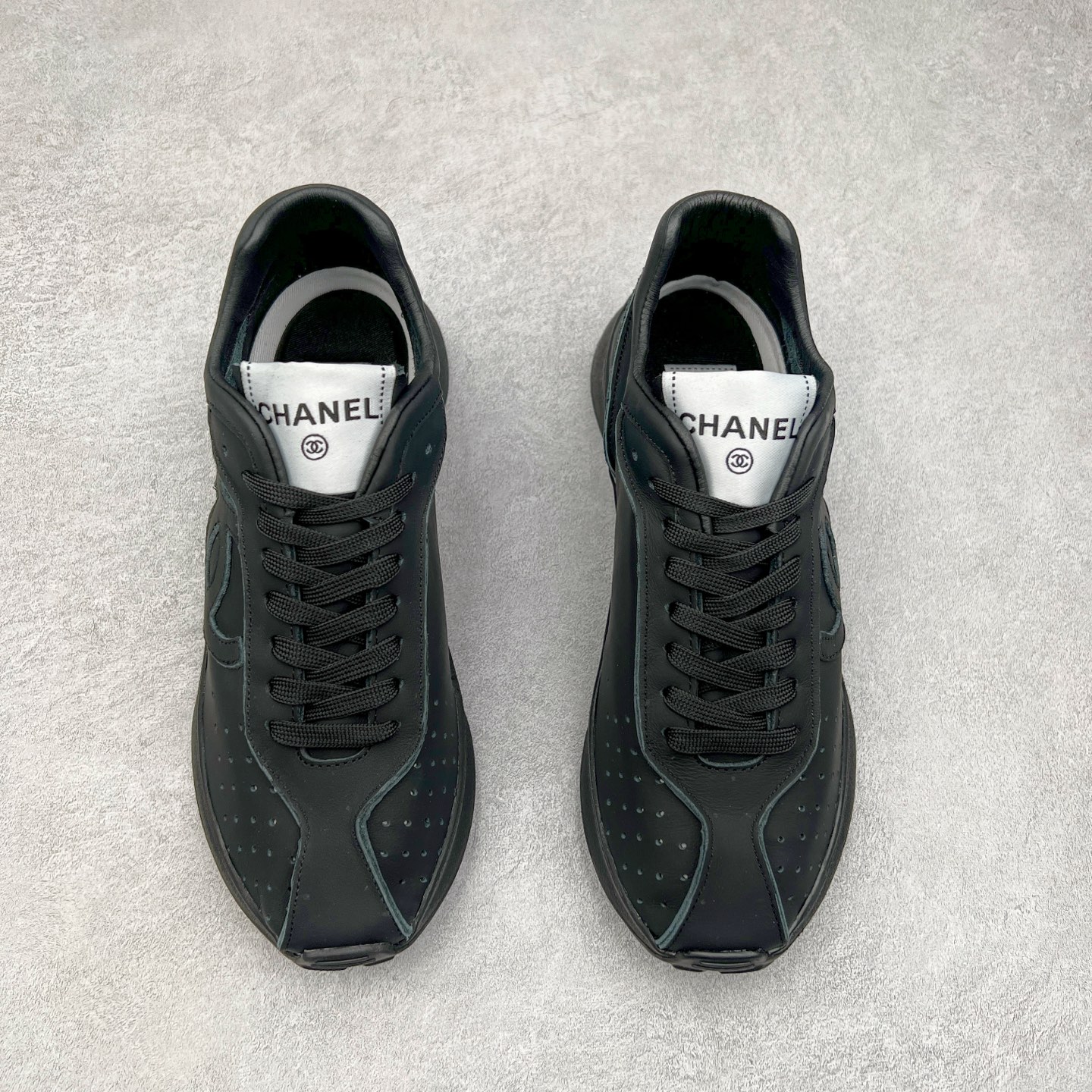 图片[2]-𝗖𝗛𝗔𝗡𝗟||香奈儿 小香𝟐𝟎𝟐𝟓C 德训鞋熊猫鞋 超软休闲增高 众多明星推荐上脚 【MAX纯原东莞大厂顶级品质】 ～出入𝐙𝐆无压力 超轻超软小白鞋～3.5cm超轻厚底～很q彈又軟～巨巨好穿～上脚超级轻便舒适～强烈的踩屎感～脚踩棉花糖一样～暴走两万步～不累脚～日常穿搭的完美选择 【独家𝐙𝐏一致对版材质】 ⇢鞋面：独家原版定制❶米白色无铬柔牛皮面 ❷定制贴摔纹牛皮灰白色牛层 ⇢内里：独家原版定制 ❶柔软米白色羊皮里 ❷柔软浅灰色羊皮里透气三明治网布 ⇢垫脚：独家原版定制吸汗莱卡布注塑eva脚床 ⇢大底：独家原版开发私摸双拼tpr大底 【底高：2.5cm左右】 懂货的自然懂～代购品质绝对完全不一样 ⇢𝐒𝐈𝐙𝐄：35、36、37、38、39、40 𝗖𝗛𝗔𝗡𝗟||香奈儿 小香𝟐𝟎𝟐𝟓C 德训鞋熊猫鞋 超软休闲增高 众多明星推荐上脚 【MAX纯原东莞大厂顶级品质】 ～出入𝐙𝐆无压力 超轻超软小白鞋～3.5cm超轻厚底～很q彈又軟～巨巨好穿～上脚超级轻便舒适～强烈的踩屎感～脚踩棉花糖一样～暴走两万步～不累脚～日常穿搭的完美选择 【独家𝐙𝐏一致对版材质】 ⇢鞋面：独家原版定制❶米白色无铬柔牛皮面 ❷定制贴摔纹牛皮灰白色牛层 ⇢内里：独家原版定制 ❶柔软米白色羊皮里 ❷柔软浅灰色羊皮里透气三明治网布 ⇢垫脚：独家原版定制吸汗莱卡布注塑eva脚床 ⇢大底：独家原版开发私摸双拼tpr大底 【底高：2.5cm左右】 懂货的自然懂～代购品质绝对完全不一样 ⇢𝐒𝐈𝐙𝐄：35、36、37、38、39、40-选品中心